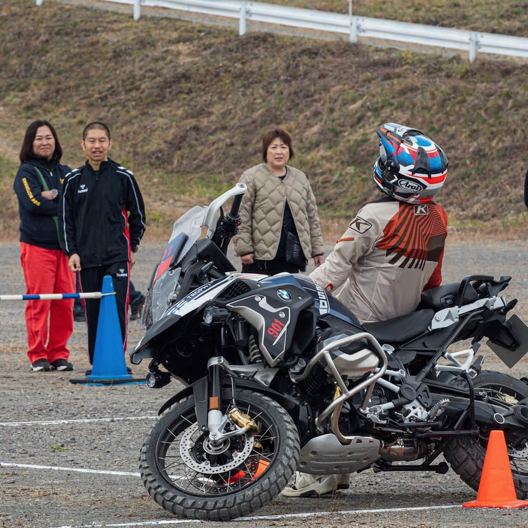 BMW Motorrad Japanさんのインスタグラム写真 - (BMW Motorrad JapanInstagram)「＜INTERNATIONAL GS TROPHY 2024 / 日本代表選手が決定！＞  11月3日（金）から5日（日）の3日間にわたって、群馬県のパルコール嬬恋リゾートで開催した「INTERNATIONAL GS TROPHY 2024 QUALIFIER JAPAN 2024」は無事に日程を終了しました。  今回参加されたみなさん、また当日応援にお越しいただいたみなさん、ありがとうございました。  今回の国内予選会では、ライディングスキルやフィジカルなど様々な課題を設けた初日と2日目の一次選考、最終日のファイナルラウンドを経て、2024年にアフリカ・ナミビアに出場する日本代表選手が決定しました。 （＊なお、女性代表選手の2名は、2024年春に開催される世界予選を経てナミビアでの本戦出場が決定します）  ＜INTERNATIONAL GS TROPHY 2024：男子代表3名＞ 北川博邦（キタガワ・ヒロクニ）さん 前原康浩（マエハラ・ヤスヒロ）さん 島田和幸（シマダ・カズユキ）さん   ＜INTERNATIONAL GS TROPHY 2024：女子代表：2名＞ 滝本友美（タキモト・ユミ）さん 吉澤翆和乃（ヨシザワ・ミワノ）さん  以上のみなさんが日本のGSライダーの代表として世界の舞台へと挑みます。  #MakeLifeARide #SpiritOfGS #GSTrophy #R1250GS #F900GS #F800GS #R1200GS #BMWMotorrad #BMWモトラッド #駆けぬける歓び #GSトロフィー」11月7日 9時31分 - bmwmotorradjapan