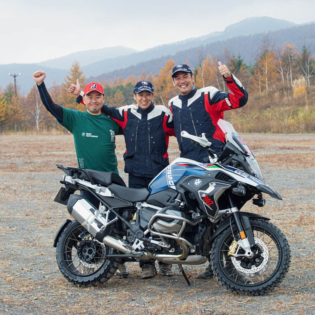 BMW Motorrad Japanのインスタグラム：「＜INTERNATIONAL GS TROPHY 2024 / 日本代表選手が決定！＞  11月3日（金）から5日（日）の3日間にわたって、群馬県のパルコール嬬恋リゾートで開催した「INTERNATIONAL GS TROPHY 2024 QUALIFIER JAPAN 2024」は無事に日程を終了しました。  今回参加されたみなさん、また当日応援にお越しいただいたみなさん、ありがとうございました。  今回の国内予選会では、ライディングスキルやフィジカルなど様々な課題を設けた初日と2日目の一次選考、最終日のファイナルラウンドを経て、2024年にアフリカ・ナミビアに出場する日本代表選手が決定しました。 （＊なお、女性代表選手の2名は、2024年春に開催される世界予選を経てナミビアでの本戦出場が決定します）  ＜INTERNATIONAL GS TROPHY 2024：男子代表3名＞ 北川博邦（キタガワ・ヒロクニ）さん 前原康浩（マエハラ・ヤスヒロ）さん 島田和幸（シマダ・カズユキ）さん   ＜INTERNATIONAL GS TROPHY 2024：女子代表：2名＞ 滝本友美（タキモト・ユミ）さん 吉澤翆和乃（ヨシザワ・ミワノ）さん  以上のみなさんが日本のGSライダーの代表として世界の舞台へと挑みます。  #MakeLifeARide #SpiritOfGS #GSTrophy #R1250GS #F900GS #F800GS #R1200GS #BMWMotorrad #BMWモトラッド #駆けぬける歓び #GSトロフィー」