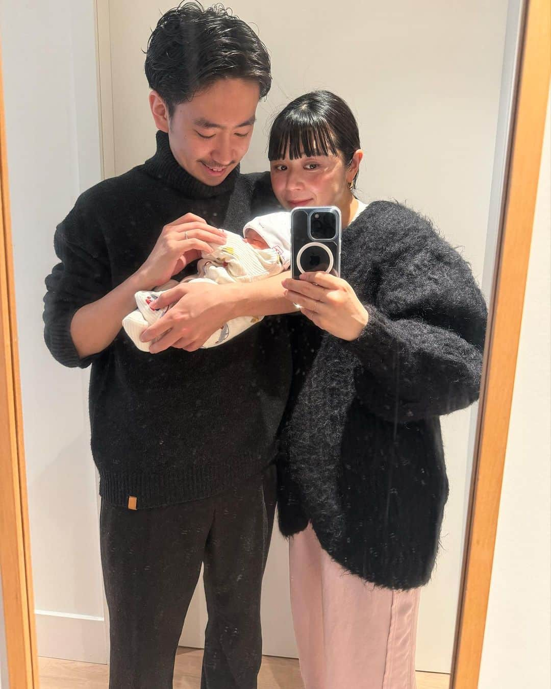 Yu-kiのインスタグラム：「Our little boy joined us♡ 31/10/2023  10月31日、ハロウィンの日に新しい家族が増えました👨‍👩‍👦事前に妊娠の報告もする予定だったけど、予想外に予定日より2週間ほど早く産まれたので、この1週間ドタバタで事後報告になってしまいました。 今回のマタニティライフ、1人でロンドンで過ごしていたので、いつどうなるかわからない不安から、ほぼほぼ誰にも報告出来ずここまできたと言う感じです。。 最後にロンドンで出産をして日本に帰りたいと言う私の望みに協力してくれた彼には本当に感謝🙏🏻全てが初めての経験で、全てが英語で正直不安だったけど、ここで出産が出来た事は一生忘れられない思い出になったし、ロンドンの病院(NHS)で産んで良かったと心から思います。移住して7年、最後の集大成として出産が出来て、これで悔いなくロンドン生活終われそうです。12月の帰国まで、家族3人でたくさん思い出作りをしたいと思います🫶🏻」