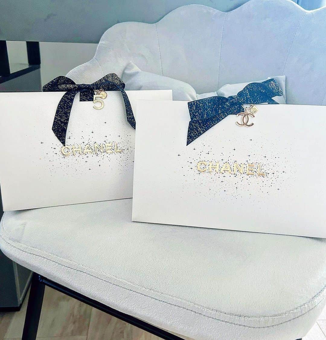 のインスタグラム：「CHANELも可愛い！！！❄️💙💙💙 このチャームが欲しくて、2回に分けて購入！🥹🫶💕 もう一個も欲しい、、🤫 🎄🎄🎄 ✳︎ ✳︎ ✳︎ ✳︎ #CHANEL #chanelmakeup #chanellover #chanelbeauty  #シャネル #シャネルコスメ #クリスマスコフレ #コスメ #コスメ好き」