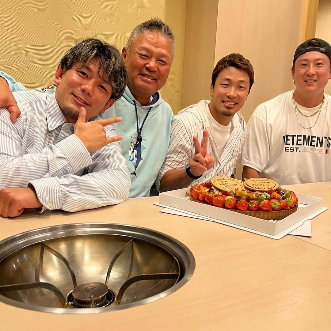 皇治さんのインスタグラム写真 - (皇治Instagram)「昨日はオリックスバファローズ  了さん、ラオウと金村師匠と日本シリーズお疲れ様会♪  感動をありがと。  スポンサード　 メインステージ　高田社長 ＷＯＲＬＤハウジング　坂本社長 山口運送　たっちゃん  いつもありがとうございます♪  #オリックスバファローズ」11月7日 9時37分 - 1_kouzi