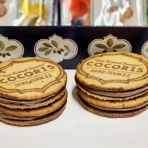 のインスタグラム：「2種類のおいしさが味わえて、売上1位も納得にゃー♪  記事「【東京駅手土産】4年連続売上1位『COCORIS』のサンドクッキーを実食～黒猫スイーツ散歩～」より。  #さんたつ #散歩の達人 #スイーツ ＃手土産 #お土産 #東京駅 #cocoris」