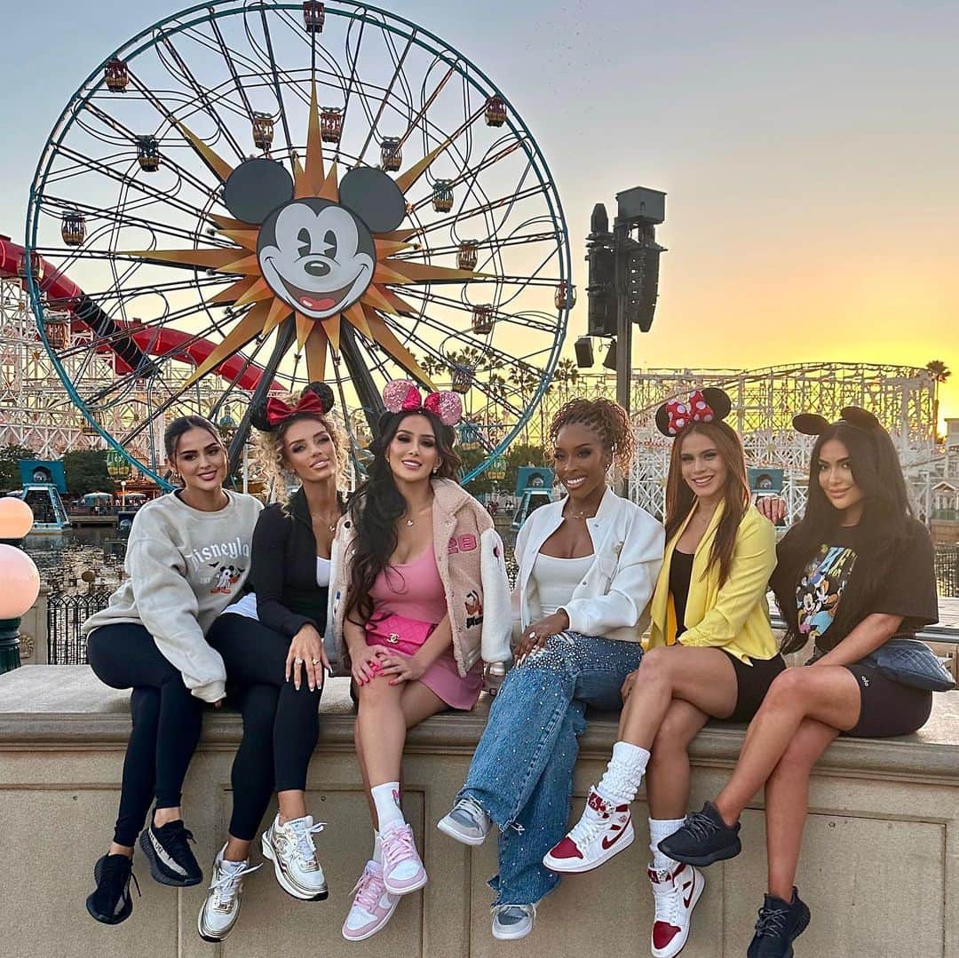 laurag_143さんのインスタグラム写真 - (laurag_143Instagram)「Keeping with tradition & posting my numbered balloon #Birthday photo 🎈 It was an insane week filled with so many different experiences (Lakers Game, Disneyland, DojaCat concert, Spa Day & Casino) with amazing friends and family!! Feeling so loved and blessed🙏🏼🫶🏻  Now it’s my time to bless my amazing supporters!  I will be choosing 5 winners to give an experience too 🩷 Details on my story!」11月7日 9時42分 - laurag_143