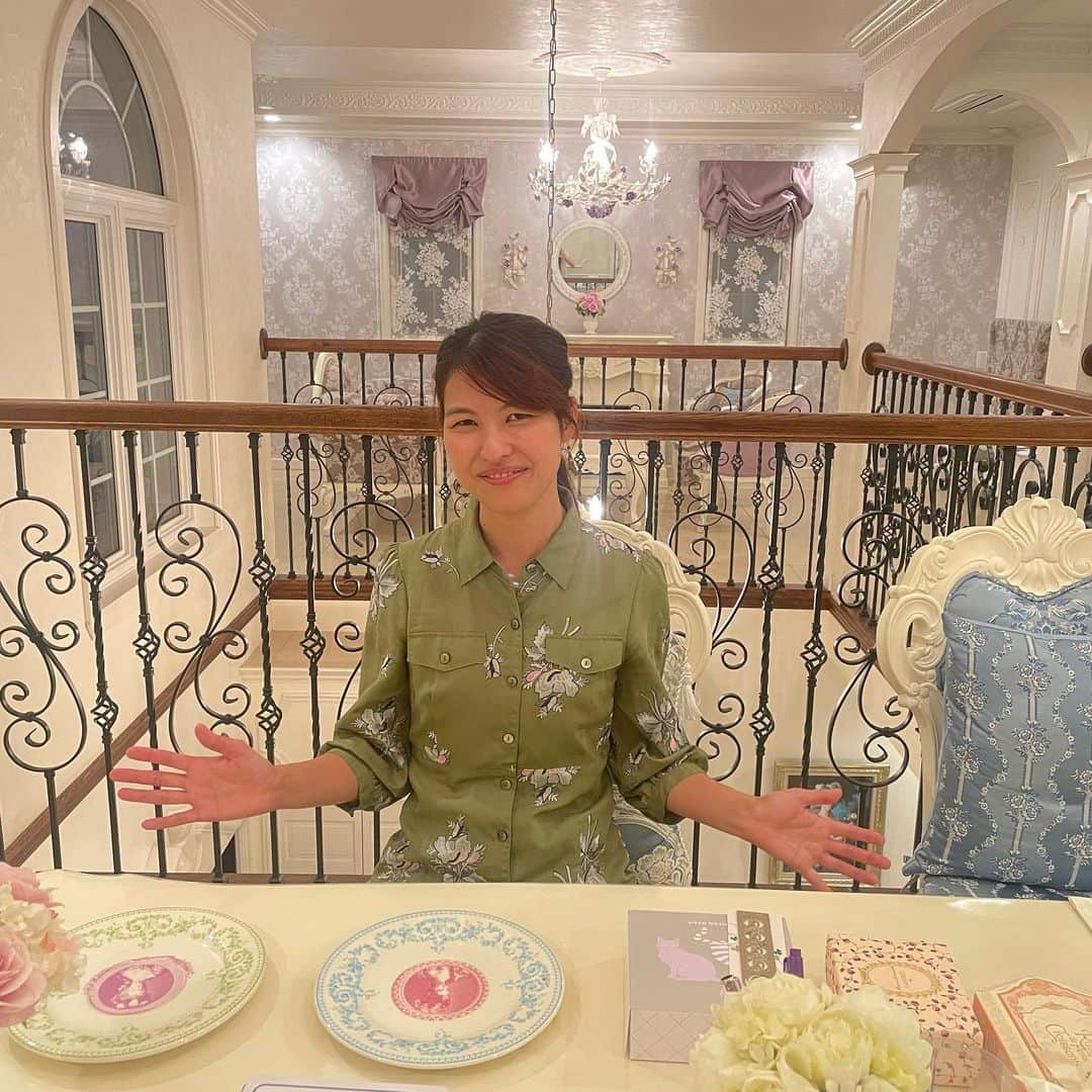 松岡みやびさんのインスタグラム写真 - (松岡みやびInstagram)「#松岡莉子 #ケルトミュージック　 #sheebegandsheemore   Celtic harpist,Riko Matsuoka plays O'caloran.She will translate the Chris harp book Japanese to English!!  ケルティックハープ奏者 松岡莉子さん @rikoharp   クリスハープ教本下巻の撮影に来てくださいました✨  中世アイルランドの作曲家オキャロランの作品のなかで一番有名なシーベクシーモア（小さな妖精と大きな妖精、の意味）を演奏くださいました✨  莉子さんがケルト音楽の解説を監修校正くださいましたので、みなさまにクリスハープ教本をとおして本場アイルランドの技術をお伝えすることができます🇮🇪  さらに！  クリスハープ教本英語バージョンの翻訳のお仕事も、引き受けてくださいました！！🙏  莉子さんは、スコットランドとアイルランドで学び、現在はアメリカのボストンに在住。  アメリカ🇺🇸でもご活躍です✨  関西大学で心理学専攻なさったとのご経歴もあり、心理カウンセリングをもとに開発された「フェアリー弾き」の世界観もすぐ理解してくださいました🧚‍♂️🫧  英語、心理学、ハープすべてマスターされている莉子さんに、クリスハープ教本を英語翻訳していただけること💕 感動🥹です  莉子さんクリスハープ演奏も、下巻発売のとき公開しますのでお楽しみに〜🌿✨  #ダブル松岡で日本から世界へ　🌍  銀座十字屋様より年明けに発売予定  #ハープ #音楽 #松岡みやび #ミヤビメソード #心理学 #癒し #セラピスト #harp #music #miyabimatsuoka #harpistlife  #楽器 #芸術 #ヒーリング #ペガサス #アイルランド #スコットランド」11月7日 20時40分 - miyabi_matsuoka