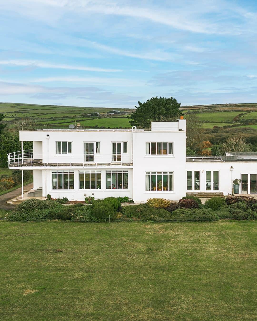 The Modern Houseのインスタグラム：「#forsale Modern Movement: a beautifully laid out 1930s home in Penzance, designed by architect Geoffrey Bazeley.  Follow the link in bio for the sales listing.  Tregannick, Penzance, Cornwall」