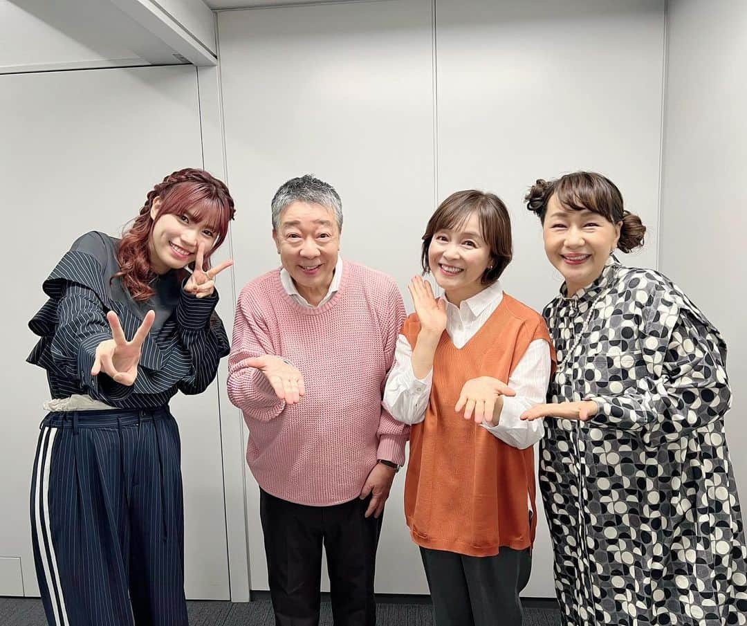 日髙のり子さんのインスタグラム写真 - (日髙のり子Instagram)「🎙️ 「#笑福亭鶴光 のオールナイトニッポン.TV」にお邪魔しました〜❣️ あの懐かしい音楽に乗せて、鶴光さんのお喋りが始まると、まるで昭和にタイムスリップしたかのような気持ちになりました😌 ⁡ 実は私、デビューの頃に #オールナイトニッポン で鶴光さんのアシスタントをしていたのです！ふふっ🤭 当時と変わらないテンション♪ 声も大きく滑舌も完璧♪ やっぱり落語家さんは凄いですね🤩 ご一緒させていただいた頃から40年も経ったなんて信じられません！ 日頃の鍛錬の賜物なんだろうなぁ…🤔 ⁡ そんな鶴光さんと30年もバディを組んでいらっしゃる #田中美和子 さん、そしてモデルさんのようにスラッと背の高い #紺野ぶるま ちゃんと４人で大盛り上がり🎉🎉 とても楽しい時間を過ごしました。 久しぶりに夜遅くにはしゃいだものだから、家に帰ってもなかなか眠れなくて困りました😅笑 ⁡ 今度はいつ会えるかな？ またみんなでお喋り出来たら嬉しいなぁ☺️ ⁡ #JCOM #鶴光ANNTV #鶴光でおま #📻」11月7日 20時34分 - nonko_hidaka531