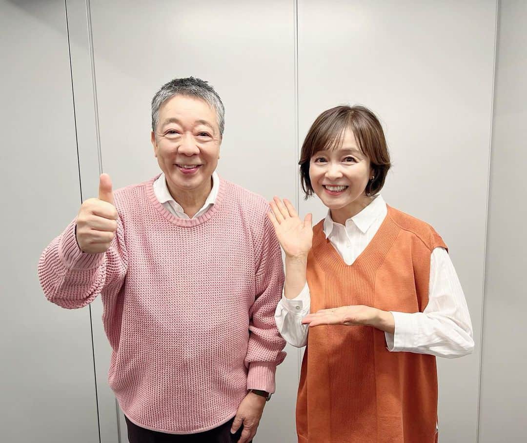 日髙のり子さんのインスタグラム写真 - (日髙のり子Instagram)「🎙️ 「#笑福亭鶴光 のオールナイトニッポン.TV」にお邪魔しました〜❣️ あの懐かしい音楽に乗せて、鶴光さんのお喋りが始まると、まるで昭和にタイムスリップしたかのような気持ちになりました😌 ⁡ 実は私、デビューの頃に #オールナイトニッポン で鶴光さんのアシスタントをしていたのです！ふふっ🤭 当時と変わらないテンション♪ 声も大きく滑舌も完璧♪ やっぱり落語家さんは凄いですね🤩 ご一緒させていただいた頃から40年も経ったなんて信じられません！ 日頃の鍛錬の賜物なんだろうなぁ…🤔 ⁡ そんな鶴光さんと30年もバディを組んでいらっしゃる #田中美和子 さん、そしてモデルさんのようにスラッと背の高い #紺野ぶるま ちゃんと４人で大盛り上がり🎉🎉 とても楽しい時間を過ごしました。 久しぶりに夜遅くにはしゃいだものだから、家に帰ってもなかなか眠れなくて困りました😅笑 ⁡ 今度はいつ会えるかな？ またみんなでお喋り出来たら嬉しいなぁ☺️ ⁡ #JCOM #鶴光ANNTV #鶴光でおま #📻」11月7日 20時34分 - nonko_hidaka531