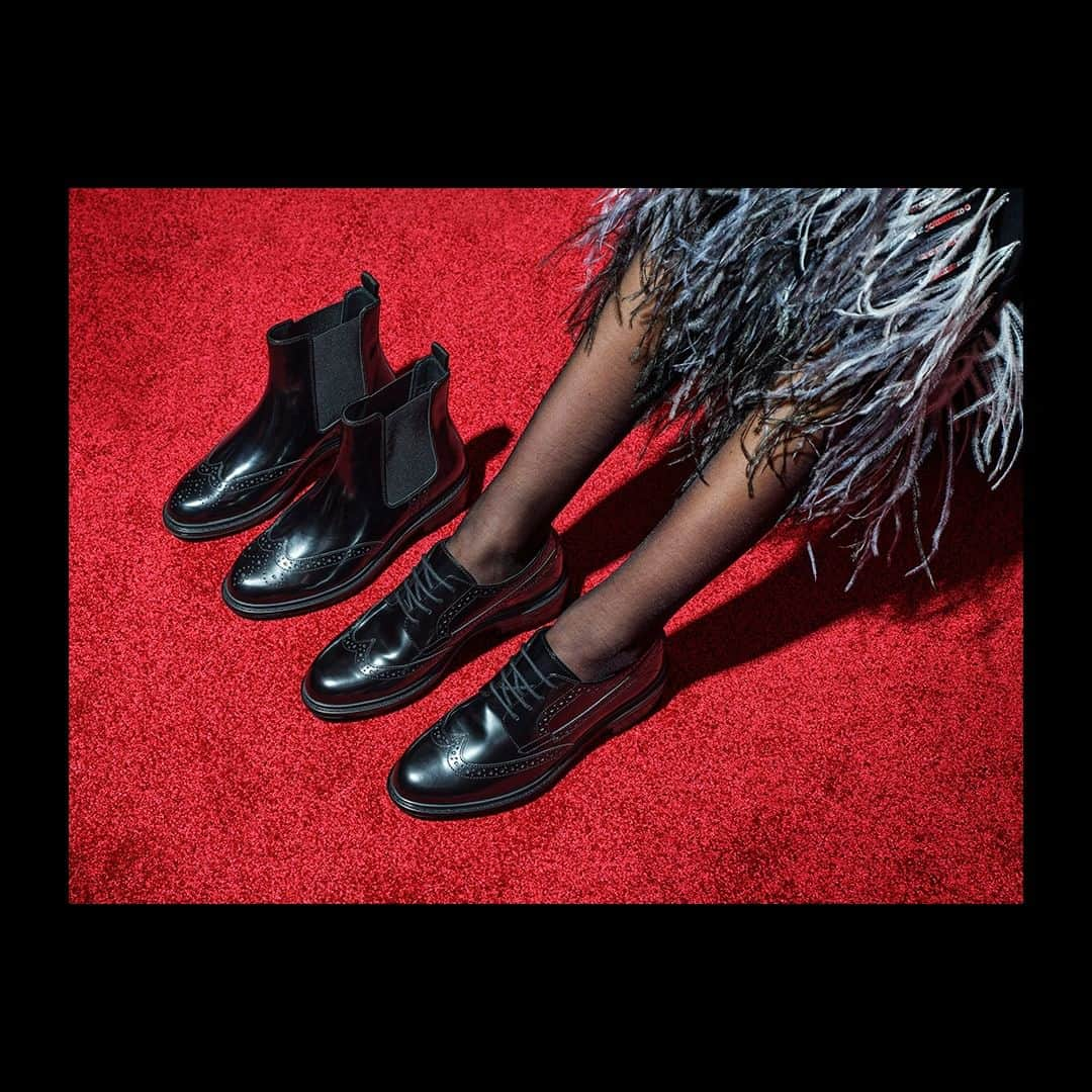 ジェオックスさんのインスタグラム写真 - (ジェオックスInstagram)「Experience the elegance of a special evening without compromising comfort. Complete your outfit with our shoes for her, now available online and in stores.   #geox #geoxshoes #WellbeingToEnjoy」11月7日 20時35分 - geox