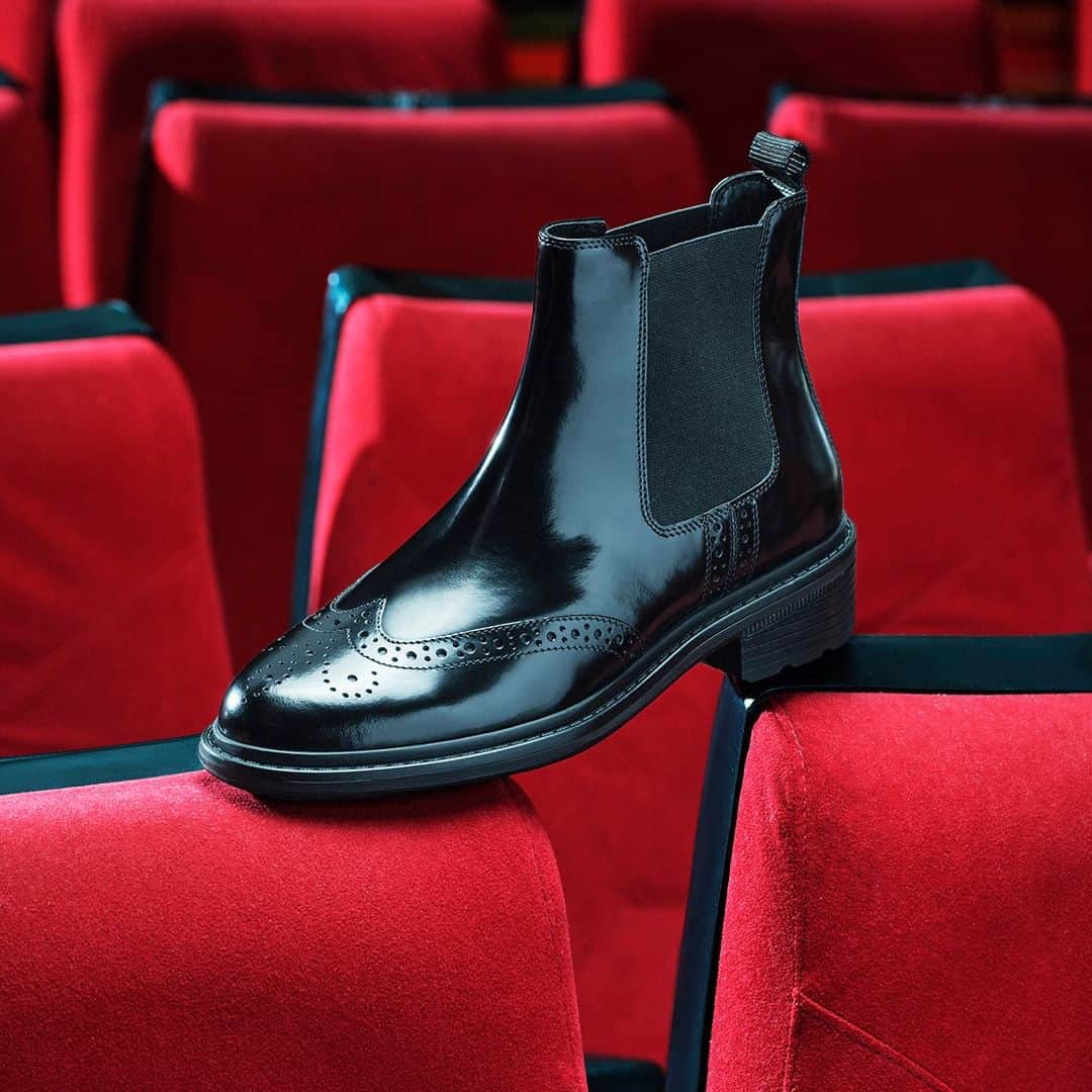 ジェオックスさんのインスタグラム写真 - (ジェオックスInstagram)「Experience the elegance of a special evening without compromising comfort. Complete your outfit with our shoes for her, now available online and in stores.   #geox #geoxshoes #WellbeingToEnjoy」11月7日 20時35分 - geox