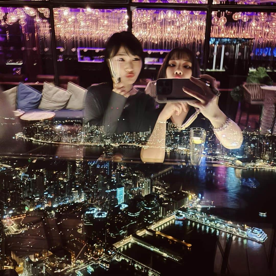 ZAQのインスタグラム：「事務所が同じということもあって、最近仲良くしてもらっている安月名莉子ちゃん✨ 一緒に香港🇭🇰遠征しました❤️  響きが好きなのでアヅナリﾁｬﾝと呼んでいる。  一度アヅナリﾁｬﾝの「BLUE CYLIUM」という曲を編曲させていただきましたが、彼女の声はほんとにマイク乗りが良くてよく響く歌声をしています👏👏  そして今回の香港ライブのために、楽屋でも一生懸命に「広東語でMCがしたい」と勉強していたり、香港の成り立ちについても真剣に学ぼうとしているすがたをみて、素晴らしい子だなぁ、と感動しました。  性格も人懐こくてお話好きで、頑張り屋さんで謙虚で、 話しててほんとに楽しい子です✨ 今回の遠征でもたくさん彼女に笑かされました🤣🤣🤣 アヅナリﾁｬﾝがいてくれてとても心強かったです😍  1枚目は、「世界一高いところにあるバー」でギネス記録をもっているセレブリティバーで撮った香港の夜景とガラス越しのわたしたち。 @ozonehongkong   今回ご一緒した、Liaさんも実里さんもアヅナリﾁｬﾝも、尊敬するアーティストです☺️✨ 楽しかったー！ また香港の思い出ちょこちょこ載せていきますね✨」
