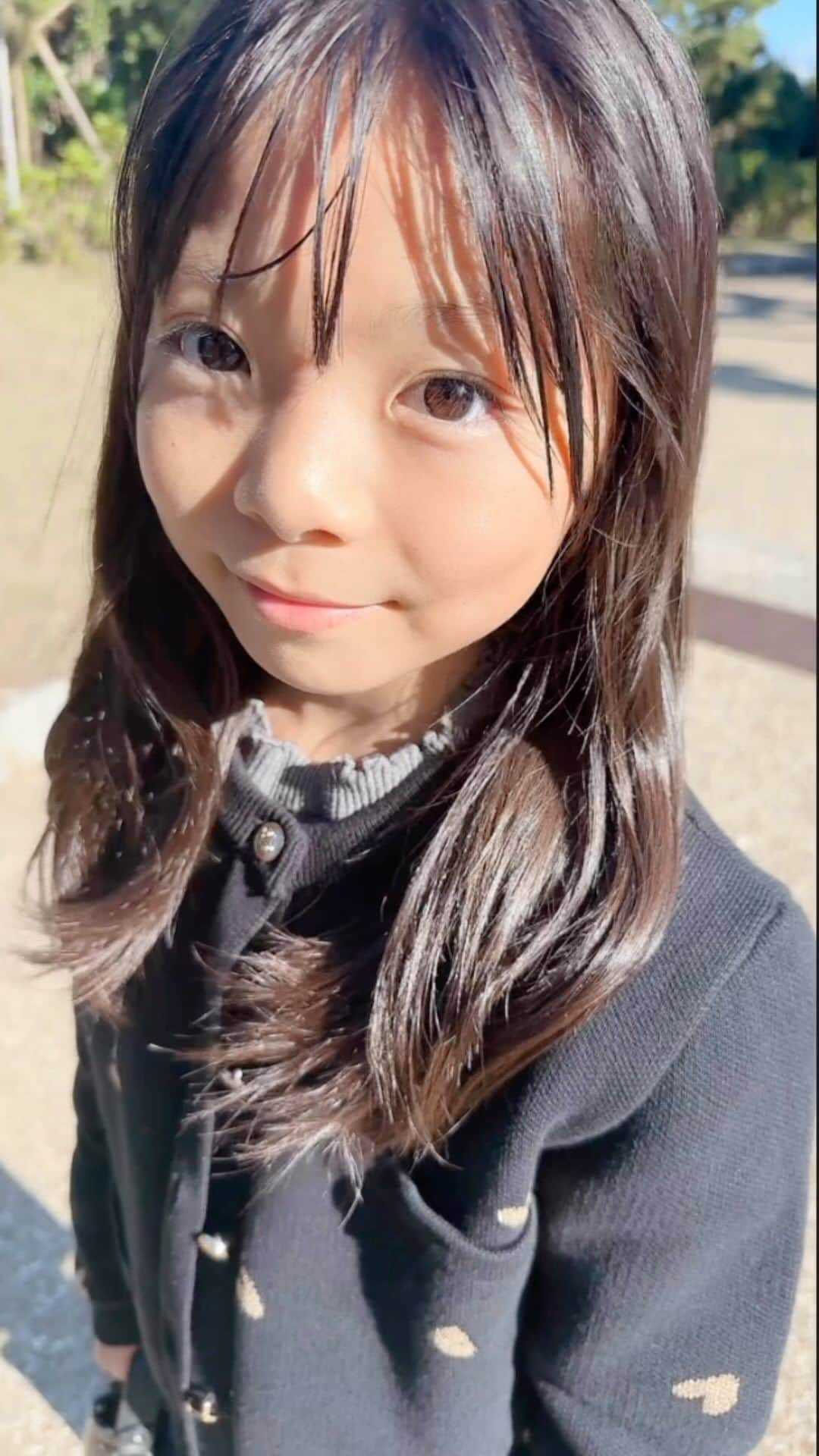 Yukiのインスタグラム：「時間があればオセロを誘ってくる次女w🤗💓  学校のお昼休みの時間はオセロしたい子が次女の周りにどんどん集まってくるらしい😆✨  10歳になり 成長とともにお洋服選びが難しくなってきたと感じてたのですが、 めーっちゃめちゃ可愛すぎてかなりストライクなセットアップ🥰💖  可愛い子ども服を見つけると嬉しくなるー🤗💓✨  ニット素材で着心地◎ なのにきれいめなデザインできちんと感も出せるよ🤗✨  @marvery.2023 @roanjane2 @bojoge79  ぜひ、チェックしてみてね🤗💓  #ロアアンドジェーン#roanjane#bojoge#韓国子供服」