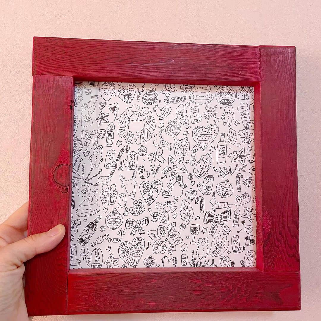 のインスタグラム：「😌イラストも、ちゃんと額縁にいれておめかししたら、ちょっと飾れる作品になるよね🌲 かわいい額縁かえたからうれしい☺️ @dparadiseshophome   来月初めの週末に、鎌倉でちょっとグループ展に参加させてもらう予定❤️ これも出そうかな✨ クリスマスだから鎌倉も楽しみだあ😚✨ またインフォメーションします☺️ . #クリスマス準備 #🎄#🎅 #christmasdecor  . #harupei#ハルペイ#doodle#draw#drawing#illustrator#illustration#japan#絵#雑貨#湘南#イラスト#イラストレーター#ゆるい」