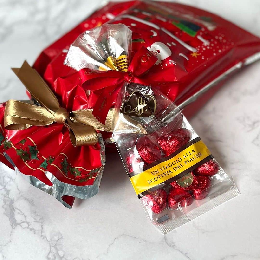 カファレルチョコレートのインスタグラム：「. ＼ ❤️赤いハートで気持ちを送ろう🤍　／  カファレル クリスマス特別企画🎅❤️‍🔥  【クリスマス ミニハートパック2023】 きらきらのホイルに包まれたくちどけ滑らかなミルクチョコレートがなんと200粒以上入った超豪華パック✨  ホイルの裏にイタリア語と英語、フランス語で愛のメッセージが書かれたミニハートで日ごろの感謝や愛を伝えてみてはいかがでしょうか😍  サンタが描かれたクリスマスバッグと、カファレルのロゴがデザインされた小分け用の袋が3枚つき。 ホームパーティーでのお配り用として、またクリスマスバッグを使用してディスプレイとしてもお楽しみいただけますよ✨  #カファレル  #チョコレート #CAFFAREL」