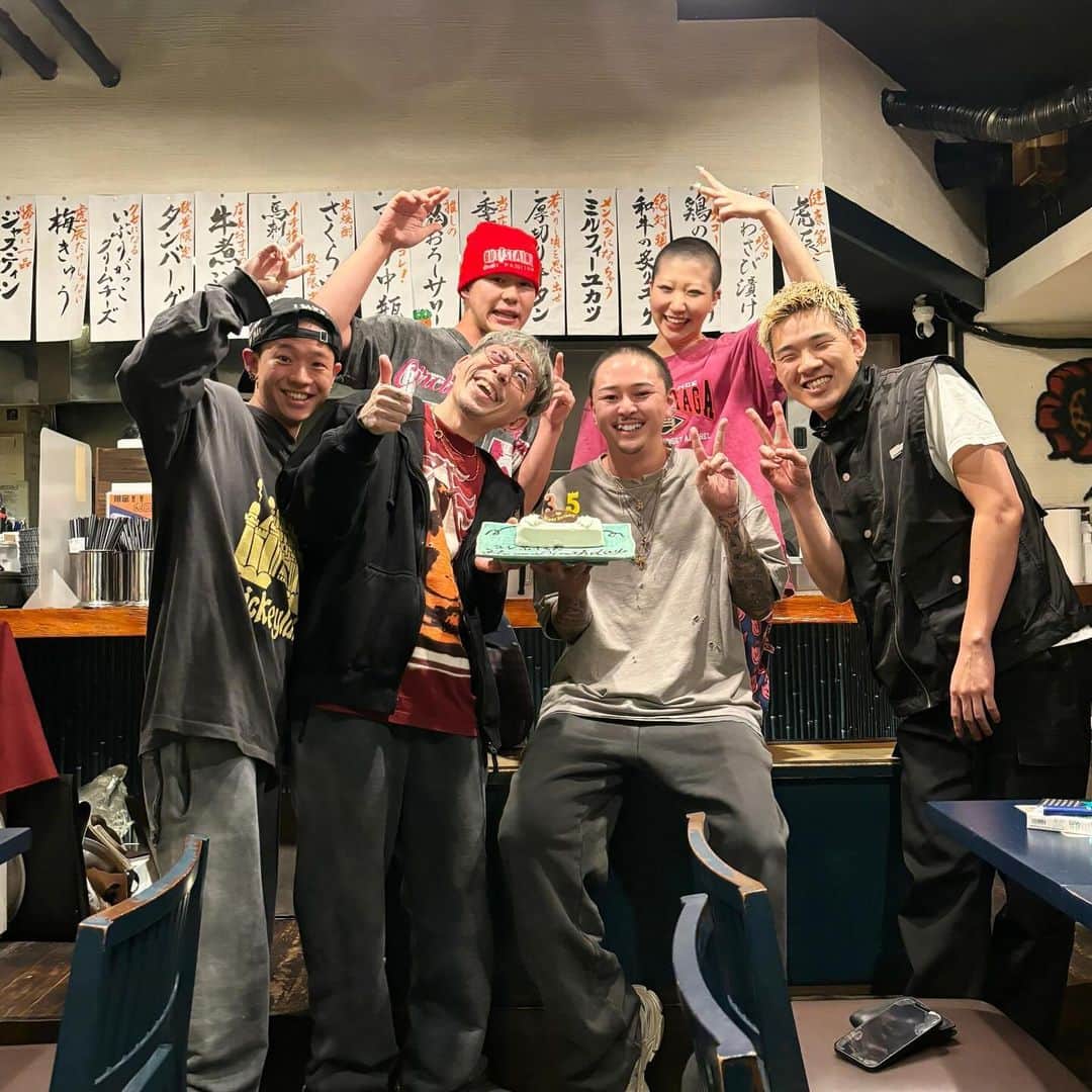 コンボイのインスタグラム：「生誕祭SALE、沢山のご来店ありがとうございました😭  来てくれたみんなにフルマックス感謝🔥来てくれたみんなに幸あれ🔥  本当に有難い事に商品がほぼ無くなったので、今週から新商品爆裂スーパー大量入荷してやす🤙マジでオススメだらけ😏よろしくね🤙  そして先日、Dogのみんなにお祝いしてもらいました🎂嬉しかったし、楽しかったなぁ🎉 カイにゃん、マングウ、レン、げんた、タマキン、いつもありがとう🎊」