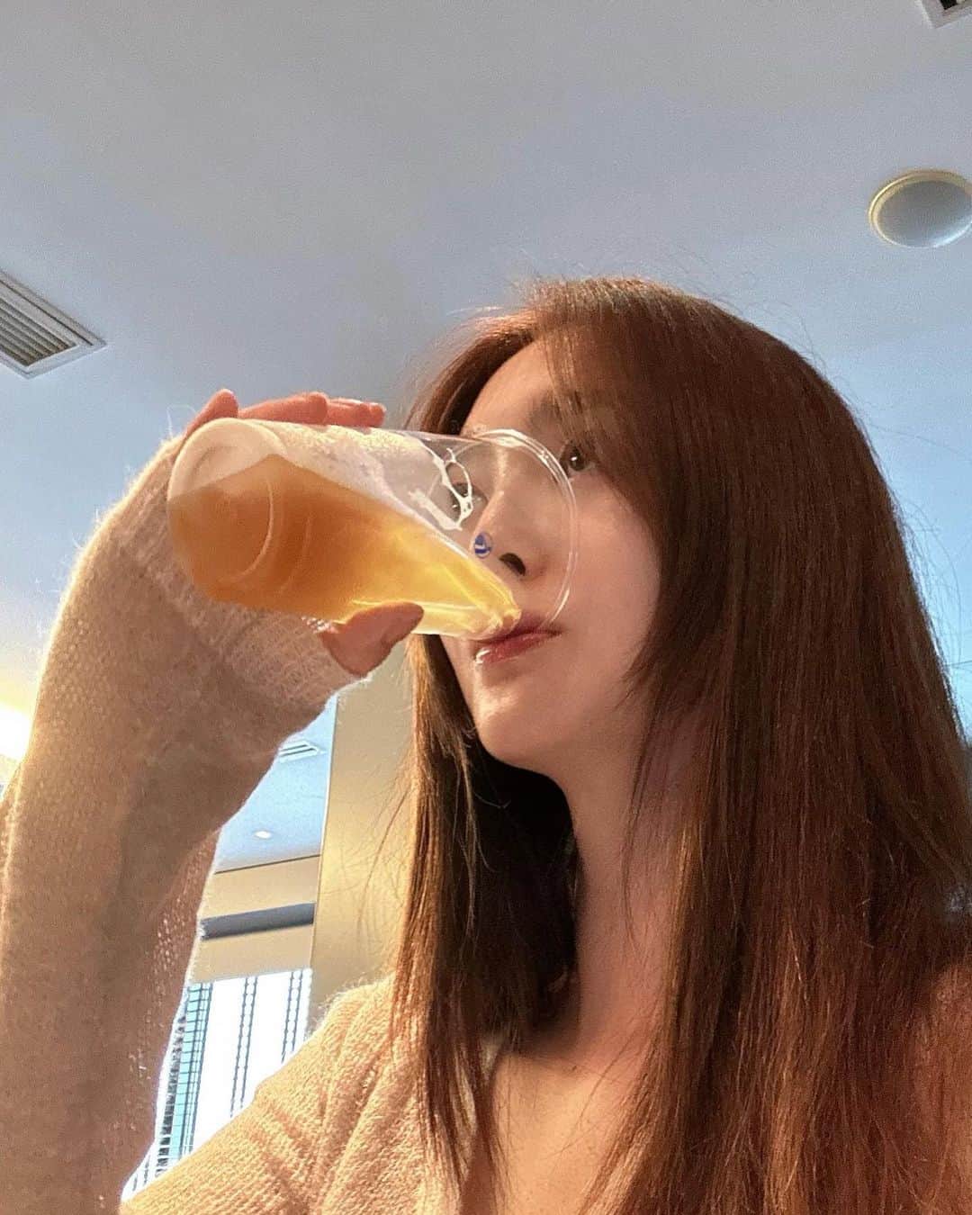 福吉真璃奈さんのインスタグラム写真 - (福吉真璃奈Instagram)「朝から贅沢🍺 フェイスパックで顔ツヤツヤ 試供品のリップで唇プルプル」11月7日 19時13分 - new_fukumari