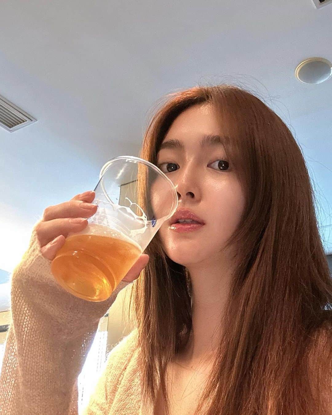福吉真璃奈のインスタグラム：「朝から贅沢🍺 フェイスパックで顔ツヤツヤ 試供品のリップで唇プルプル」