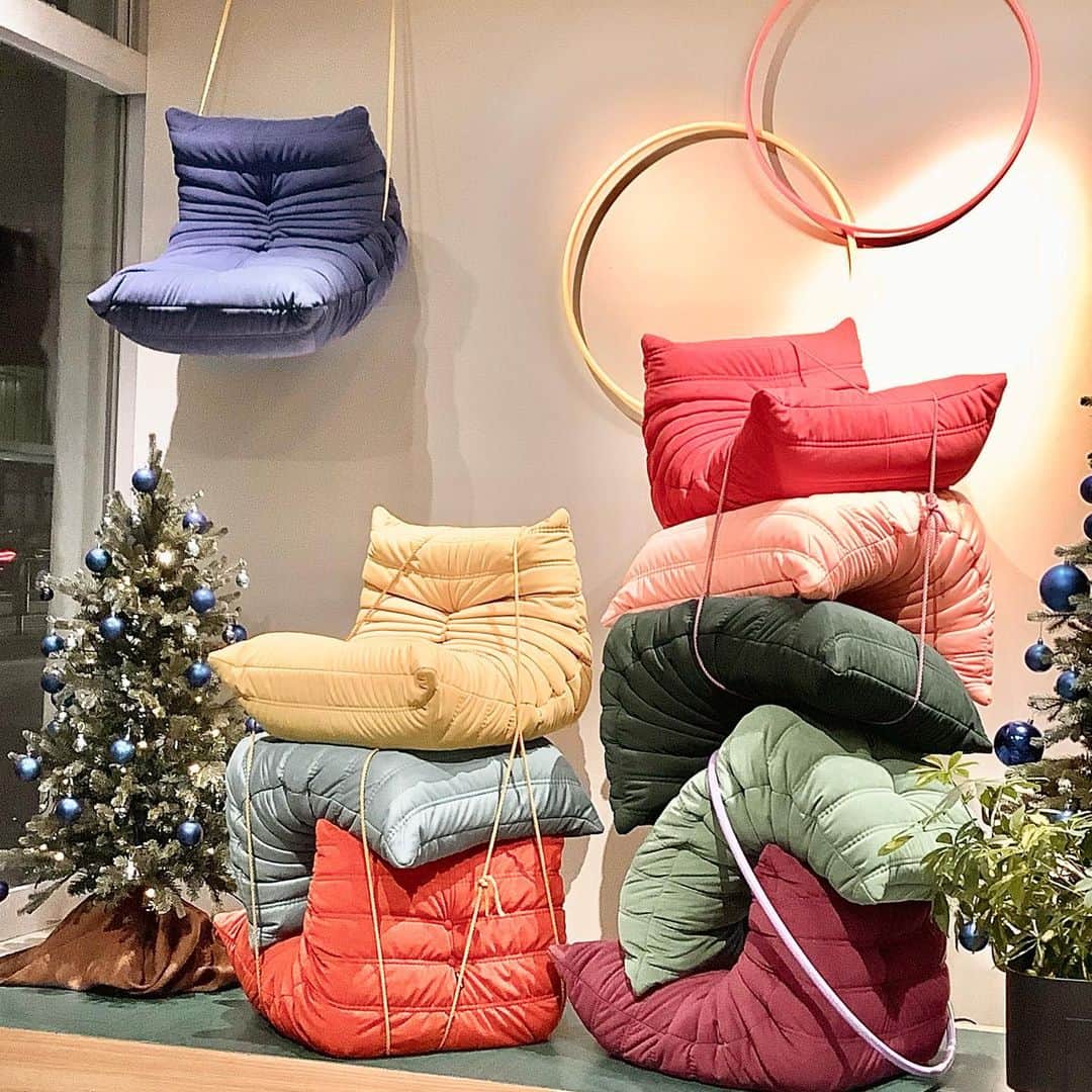 ligne roset shopのインスタグラム：「【ROSETTogo mini】  50周年を迎えたロゼトーゴの小さい版です。遊び心一杯のディスプレイです。ヒモで結ばれているので、一度に持ち運びが可能です。でも何処に持っていくのでしょう？  #ligneroset #lignerosettokyo#myligneroset #interior #sofa#リーンロゼ#リーンロゼのある暮らし#インテリア＃ソファ」