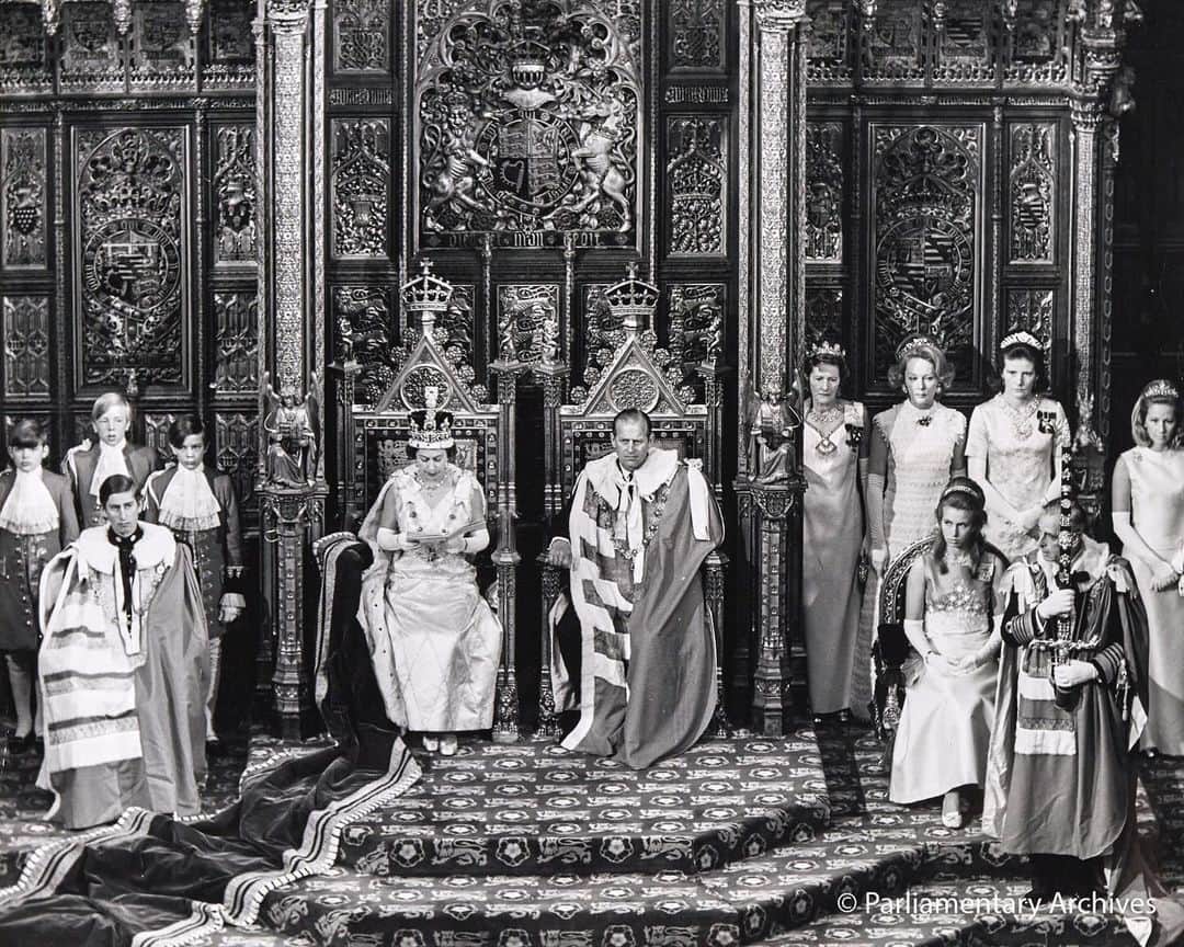 ロイヤル・ファミリーのインスタグラム：「Today marks the first occasion on which His Majesty The King will open Parliament as Sovereign.  His Majesty will be accompanied by Her Majesty The Queen. Her Royal Highness The Princess Royal, as Colonel of The Blues and Royals, will also be in attendance as Gold Stick in Waiting.  Pictured here, The King (as Prince of Wales) first attended State Opening of Parliament in 1970, alongside his sister The Princess Royal, accompanying his mother Queen Elizabeth II and father The former Duke of Edinburgh.  ⬅️ Take a look back at previous State Openings of Parliament.  Picture 3: Edward VII travels to Parliament in 1910.  Picture 4: King George V and Queen Mary leave Parliament in 1930.  Picture 5: Queen Elizabeth II, accompanied by The former Duke of Edinburgh, opens Parliament for the first time in her reign in 1952.  Picture 6: Queen Elizabeth II and The former Duke of Edinburgh walk through the Royal Gallery to the Chamber of the House of Lords in 1958. This was the first time that photographs of the ceremony were permitted, and it was also televised for the first time.  Picture 7: Queen Elizabeth II leaves the House of Lords via the Sovereign's entrance after the State Opening of Parliament in 1978.  Picture 8: Queen Elizabeth II, alongside The then Prince of Wales, delivers her speech during the State Opening of Parliament in 2013.  Picture 9: In May 2021, amidst the Covid-19 pandemic, Queen Elizabeth II is accompanied by The then Prince of Wales through the Royal Gallery.  Picture 10: The former Prince of Wales and Duchess of Cornwall, accompanied by The then Duke of Cambridge, proceed behind the Imperial State Crown in 2022.」