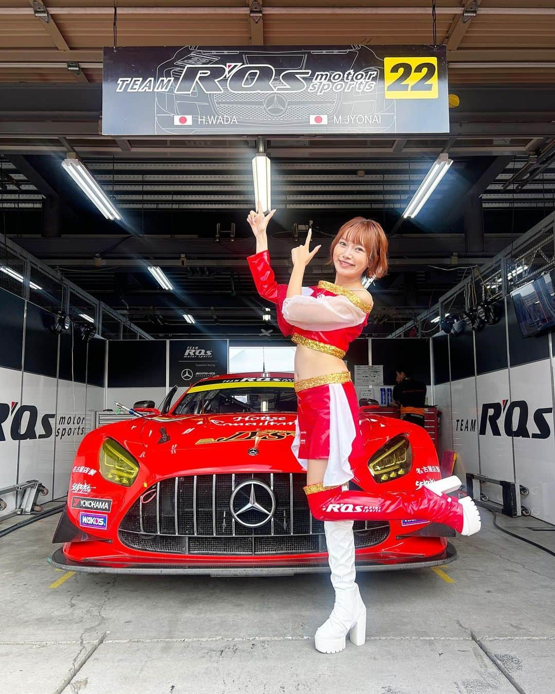 安西茉莉のインスタグラム：「❤️ ⁡ 週末はSUPER GT最終戦でした🫶 ⁡ ⁡ 22号車は無事完走！ スタートから順位を上げ22位でチェッカー✨ ⁡ 今シーズンは大幅に順位を上げたり 大きなクラッシュなく毎回完走できたり わたしが前回レースクイーンをさせていただいた 4年前よりも進化しているところが多くて🥺 ⁡ ドライバー2人はGT最年長コンビで 2人合わせたら122歳だけど、 まだまだこのチームは進化するんだ！って 思わせてくれて感動とワクワクが 止まらないです☺️✨✨ ⁡ ⁡ そして、今シーズンもわたしを レースクイーンとして立たせてくださり ありがとうございました🥰 ⁡ 毎戦行くのが楽しみで、 帰り道はちょっと寂しくて。 けどまだ終わった実感があんまりない。笑 まだまだわたしはこのチームの 一員なんだって気持ちです🥹 ⁡ ⁡ 大好きなチームにもっと感謝を伝えたいし もっと多くの人にこのチームを知ってもらいたい❣️ そう強く思って、わたしは今年も レースクイーン大賞に挑戦しています❤️‍🔥 ⁡ ⁡ 現地でも遠隔でもたくさん投票してくれて ほんとうにありがとう😭❤️ ⁡ これから長い投票期間が始まりますが みんながいてくれると思うと めちゃくちゃ心強いです！！ ⁡ 走ることを諦めない、 チームのスローガンは わたしのモチベーションです☺️ ⁡ ⁡ ✼••┈┈┈┈••✼••┈┈┈┈••✼ ⁡ 見つけてくれてありがとう❤️ 江戸っ子レースクイーンまりきゅんです🌻 ⁡ 💎競泳水着や私服ポートレートの撮影会 💎ビジネス展示会やイベントでの 　　コンパニオンやMC ⁡ まだまだ現場に出ていたい！ リアルでファンの方に会える機会を 大切にしています🎶 ⁡ ✼••┈┈┈┈••✼••┈┈┈┈••✼ ⁡ #レースクイーン  #ショートカット女子 #ショートカットモデル #ショートヘアスタイル  #レースクイーン写真部 #SUPERGT #スーパーGT  #まりきゅんとみんなでRQ大賞」