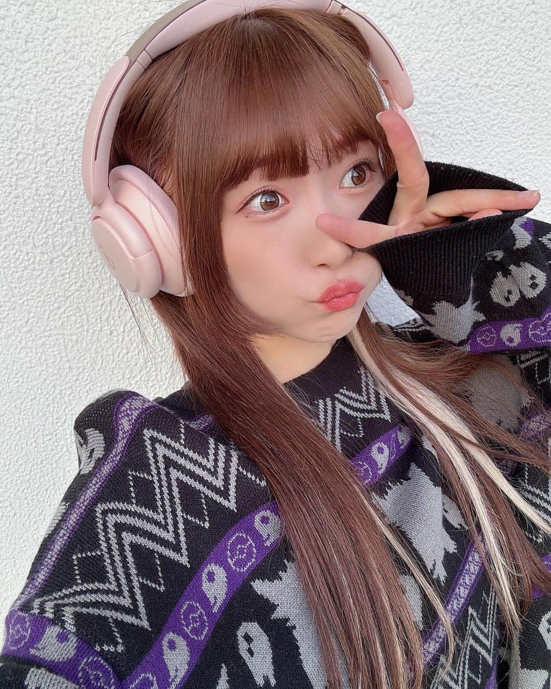 平野友里（ゆり丸）のインスタグラム：「🎧  新しいヘッドフォン🩷✨ ピンクでかわいすぎる🎀  どうしてもピンクがほしかったの！  付けるたびにときめいて、これをつけると 気分上がる〜〜🥰るんるん  移動のお供はこの子とたのしんでます🍥🤍  ・ ・ ・ ・  #ヘッドフォン #ヘッドフォン女子 #ヘッドフォンコーデ  #アンカー #anker #電化製品 #ポケモン #ゲンガー  #gu #ジーユー #ジーユーコーデ #ジーユー購入品  #ジーユーポケモンコラボ #ゲンガー推し #ゆり丸 #ゆり丸コーデ」