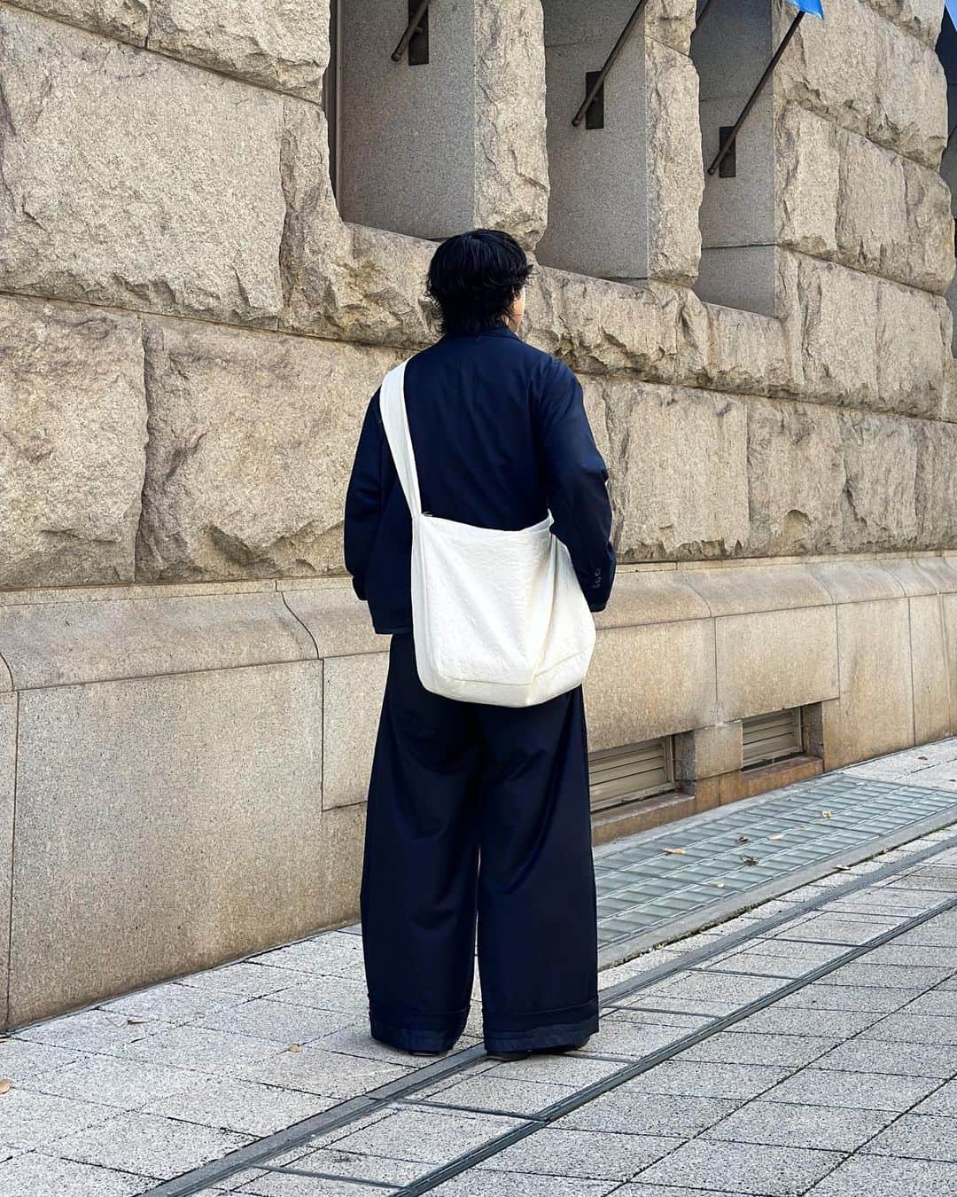 がーくんさんのインスタグラム写真 - (がーくんInstagram)「・ 今日は朝から個チャンの撮影でちょっと久しぶりの神戸へ🚃  昼に大阪で打ち合わせあったから撮影だけしてすぐ戻ったけどまたゆっくり行きたいな神戸  ちょっとキレイめよりなコーデで行きたかったから今月末のGIDEAL.イベント先行販売のセットアップで行ってきた🚶  jacket : @gideal_official  knit : @dairiku  necklace : @gucci  bag : @gideal_official  slacks : @gideal_official  loafers : @gideal_official」11月7日 19時10分 - gaaaaa0719