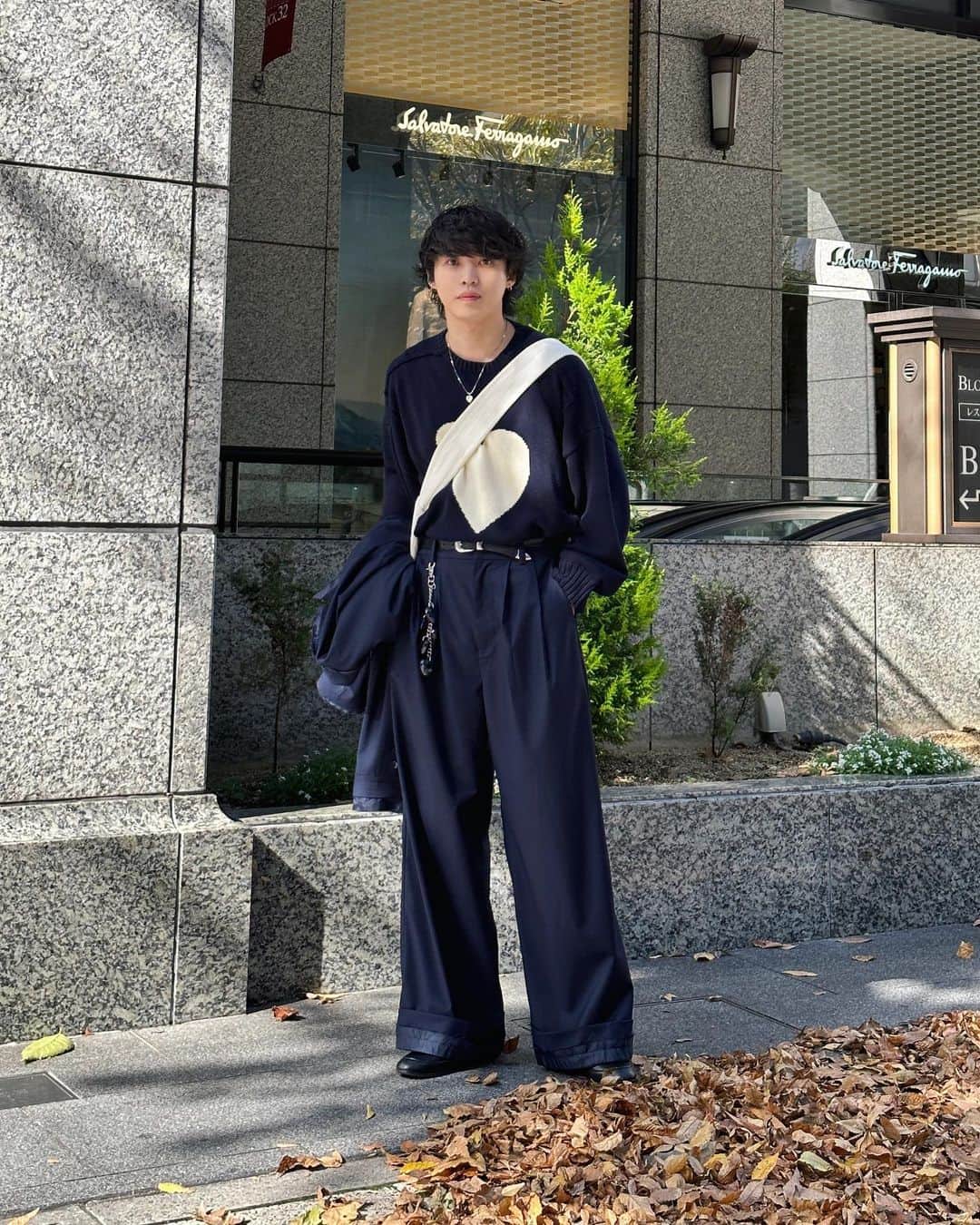 がーくんさんのインスタグラム写真 - (がーくんInstagram)「・ 今日は朝から個チャンの撮影でちょっと久しぶりの神戸へ🚃  昼に大阪で打ち合わせあったから撮影だけしてすぐ戻ったけどまたゆっくり行きたいな神戸  ちょっとキレイめよりなコーデで行きたかったから今月末のGIDEAL.イベント先行販売のセットアップで行ってきた🚶  jacket : @gideal_official  knit : @dairiku  necklace : @gucci  bag : @gideal_official  slacks : @gideal_official  loafers : @gideal_official」11月7日 19時10分 - gaaaaa0719