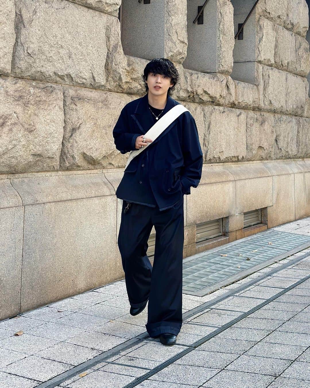 がーくんさんのインスタグラム写真 - (がーくんInstagram)「・ 今日は朝から個チャンの撮影でちょっと久しぶりの神戸へ🚃  昼に大阪で打ち合わせあったから撮影だけしてすぐ戻ったけどまたゆっくり行きたいな神戸  ちょっとキレイめよりなコーデで行きたかったから今月末のGIDEAL.イベント先行販売のセットアップで行ってきた🚶  jacket : @gideal_official  knit : @dairiku  necklace : @gucci  bag : @gideal_official  slacks : @gideal_official  loafers : @gideal_official」11月7日 19時10分 - gaaaaa0719