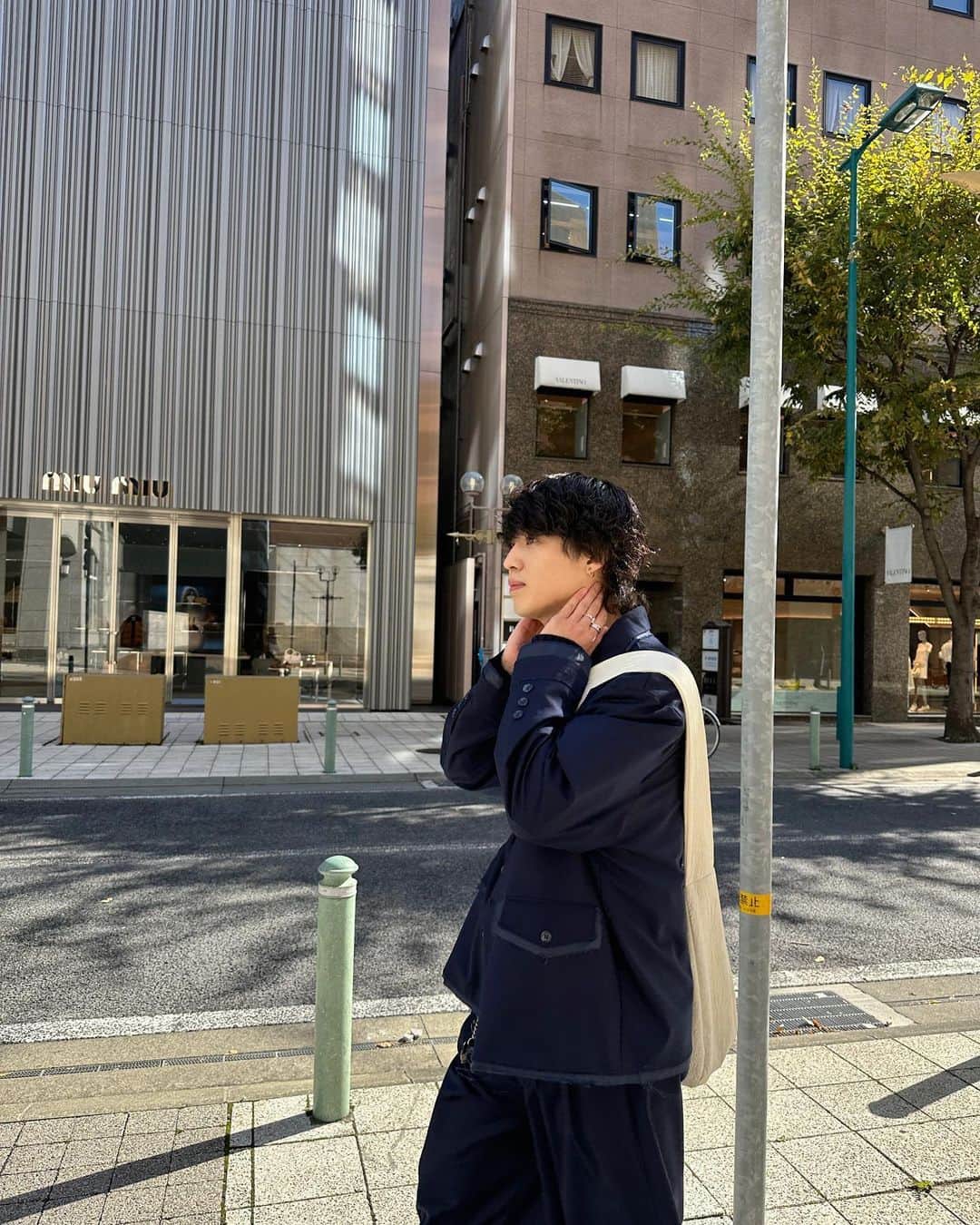 がーくんさんのインスタグラム写真 - (がーくんInstagram)「・ 今日は朝から個チャンの撮影でちょっと久しぶりの神戸へ🚃  昼に大阪で打ち合わせあったから撮影だけしてすぐ戻ったけどまたゆっくり行きたいな神戸  ちょっとキレイめよりなコーデで行きたかったから今月末のGIDEAL.イベント先行販売のセットアップで行ってきた🚶  jacket : @gideal_official  knit : @dairiku  necklace : @gucci  bag : @gideal_official  slacks : @gideal_official  loafers : @gideal_official」11月7日 19時10分 - gaaaaa0719
