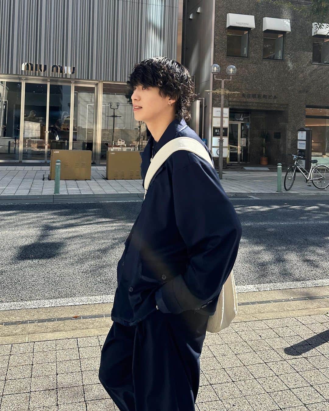 がーくんさんのインスタグラム写真 - (がーくんInstagram)「・ 今日は朝から個チャンの撮影でちょっと久しぶりの神戸へ🚃  昼に大阪で打ち合わせあったから撮影だけしてすぐ戻ったけどまたゆっくり行きたいな神戸  ちょっとキレイめよりなコーデで行きたかったから今月末のGIDEAL.イベント先行販売のセットアップで行ってきた🚶  jacket : @gideal_official  knit : @dairiku  necklace : @gucci  bag : @gideal_official  slacks : @gideal_official  loafers : @gideal_official」11月7日 19時10分 - gaaaaa0719