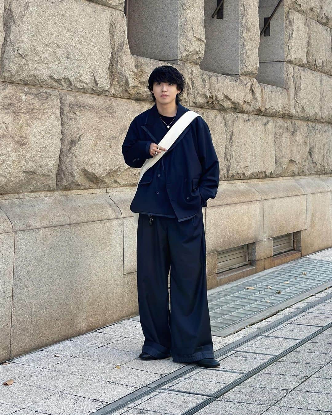 がーくんさんのインスタグラム写真 - (がーくんInstagram)「・ 今日は朝から個チャンの撮影でちょっと久しぶりの神戸へ🚃  昼に大阪で打ち合わせあったから撮影だけしてすぐ戻ったけどまたゆっくり行きたいな神戸  ちょっとキレイめよりなコーデで行きたかったから今月末のGIDEAL.イベント先行販売のセットアップで行ってきた🚶  jacket : @gideal_official  knit : @dairiku  necklace : @gucci  bag : @gideal_official  slacks : @gideal_official  loafers : @gideal_official」11月7日 19時10分 - gaaaaa0719
