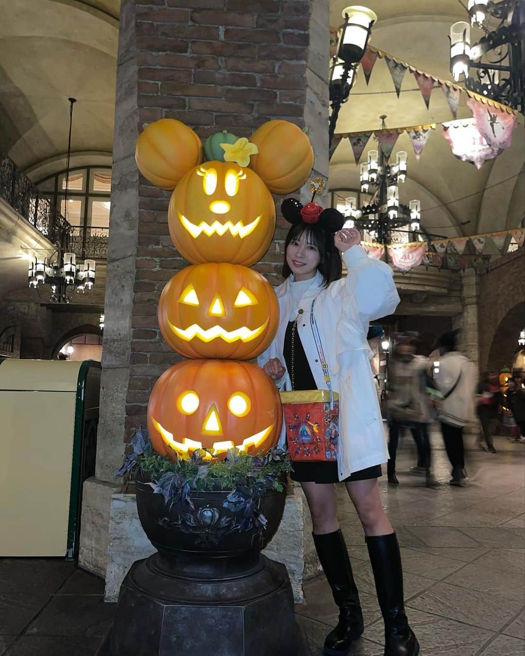 高橋みのりのインスタグラム：「以前舞台でご一緒した こあみさん、ゆうちゃん、みずほさんと🫶🏻  (ハロウィン過ぎるけど時差投稿許してえ〜🙇🏻‍♀️)  ひたすらお喋りして優雅なディズニーだったよ！ 楽しすぎてあっという間だった🥲 またすぐ会いたいっ🥹🥹！！！  ディズニーに行ったらキャラメルポップコーン食べるよ🍿 レギュラーボックスが二個入るスーベニアが優秀！ 一個ポップコーン入れて、一個スマホとかペットボトルとか入れられて 本当に便利で最強だった🫶🏻」