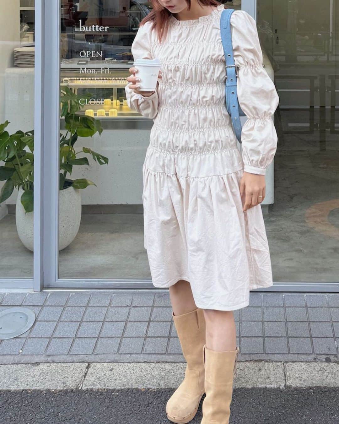 AMOさんのインスタグラム写真 - (AMOInstagram)「ボディラインを綺麗にみせるタイトなシルエットのワンピースが欲しくて、 だけどおしりのラインはカバーしたくて🍑 それに締め付け感のない楽な着心地が良くて、、、 そんな良いとこ取りで仕上げた このワンピース。🪡 ‧₊˚  シャーリングをたっぷり施し、 キュッと締まったボディラインにみせながらも 着る人それぞれの身幅に合わせて伸縮するので、 誰が着ても美しいフィット感が出せる仕様に。 パフスリーブやフレアなスカート部分など 膨らみのあるシルエットとミックスすることで、 視覚的にボディ部分の着痩せ効果も計算したデザインです。  先日の東京でのpop upでも 実際に試着してシルエットを絶賛してくださる方が多くて嬉しかったなー🤍 今週末の大阪でのpop upでもご用意しているので、来てくださる方はぜひ試してみてくださいね ᐧ༚̮ᐧ  web storeには158cmのスタッフの着用画像も載せているので、着丈の参考にしてください⊹  マムルークシャーリングコットンワンピース/ MILKTEA  @ruby_and_you  #rubyandyou」11月7日 19時11分 - amo_whale