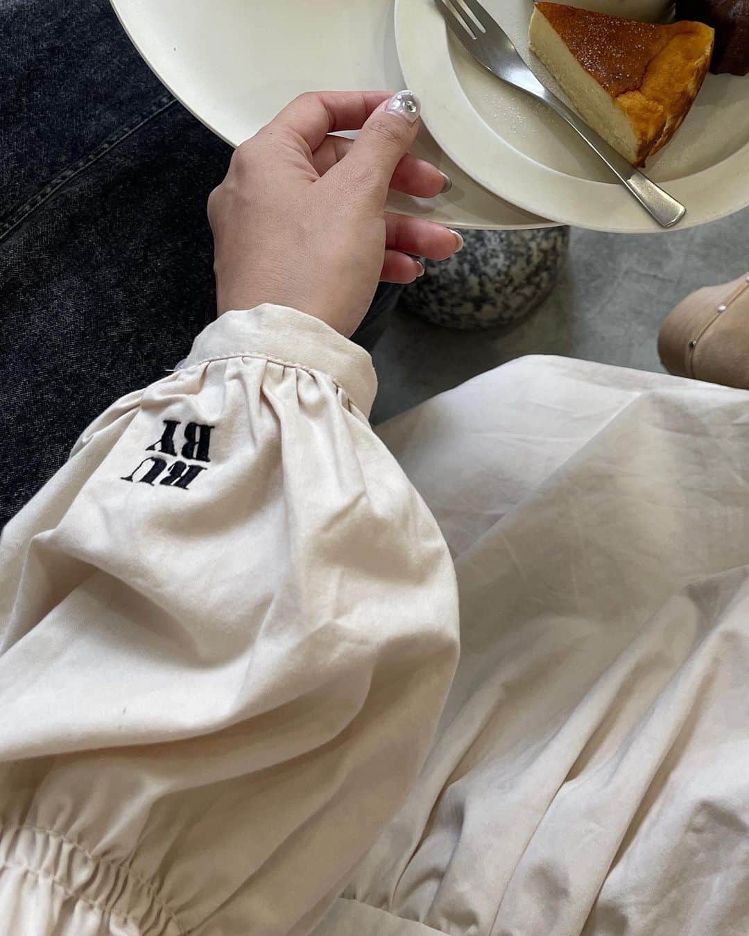 AMOさんのインスタグラム写真 - (AMOInstagram)「ボディラインを綺麗にみせるタイトなシルエットのワンピースが欲しくて、 だけどおしりのラインはカバーしたくて🍑 それに締め付け感のない楽な着心地が良くて、、、 そんな良いとこ取りで仕上げた このワンピース。🪡 ‧₊˚  シャーリングをたっぷり施し、 キュッと締まったボディラインにみせながらも 着る人それぞれの身幅に合わせて伸縮するので、 誰が着ても美しいフィット感が出せる仕様に。 パフスリーブやフレアなスカート部分など 膨らみのあるシルエットとミックスすることで、 視覚的にボディ部分の着痩せ効果も計算したデザインです。  先日の東京でのpop upでも 実際に試着してシルエットを絶賛してくださる方が多くて嬉しかったなー🤍 今週末の大阪でのpop upでもご用意しているので、来てくださる方はぜひ試してみてくださいね ᐧ༚̮ᐧ  web storeには158cmのスタッフの着用画像も載せているので、着丈の参考にしてください⊹  マムルークシャーリングコットンワンピース/ MILKTEA  @ruby_and_you  #rubyandyou」11月7日 19時11分 - amo_whale