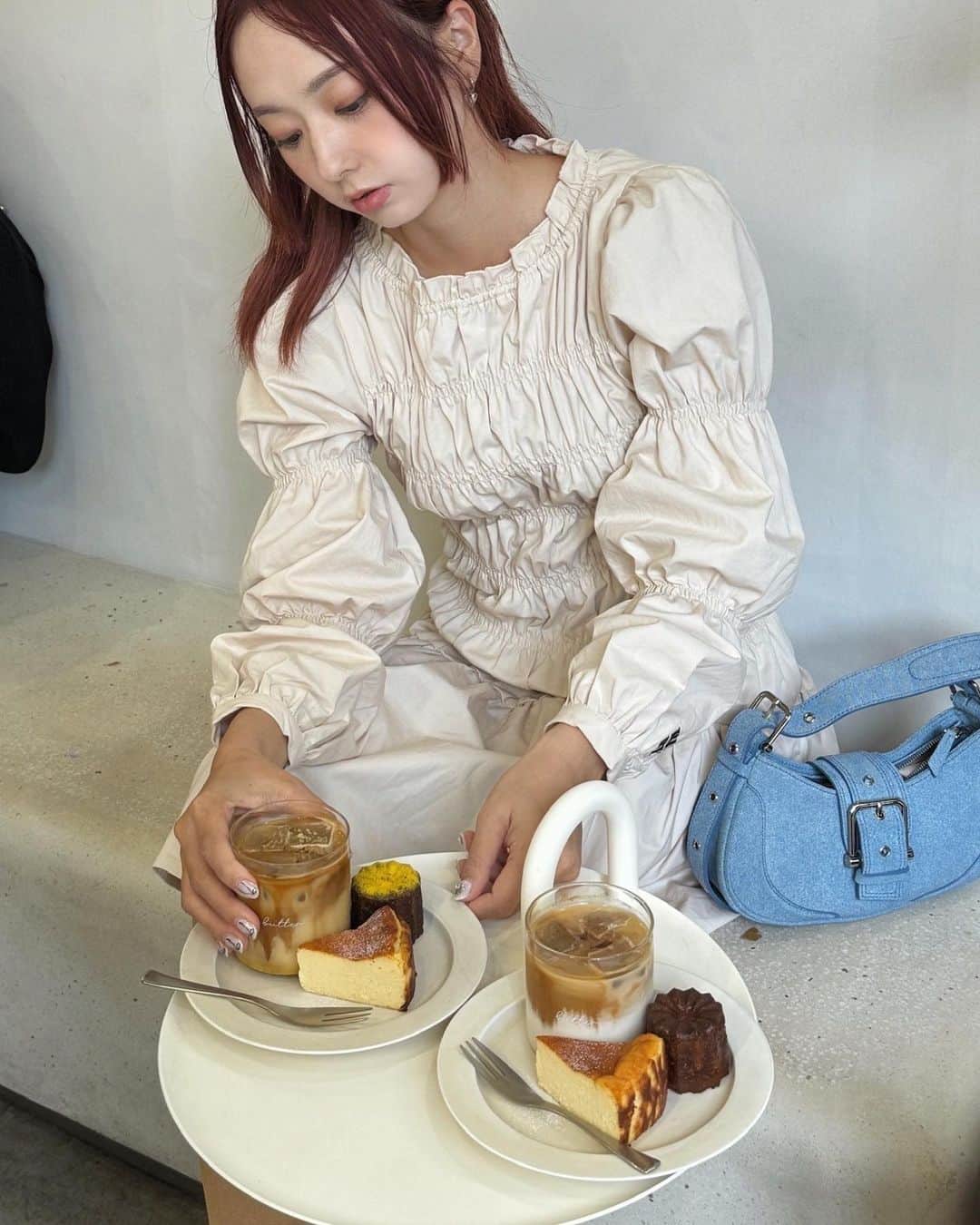 AMOさんのインスタグラム写真 - (AMOInstagram)「ボディラインを綺麗にみせるタイトなシルエットのワンピースが欲しくて、 だけどおしりのラインはカバーしたくて🍑 それに締め付け感のない楽な着心地が良くて、、、 そんな良いとこ取りで仕上げた このワンピース。🪡 ‧₊˚  シャーリングをたっぷり施し、 キュッと締まったボディラインにみせながらも 着る人それぞれの身幅に合わせて伸縮するので、 誰が着ても美しいフィット感が出せる仕様に。 パフスリーブやフレアなスカート部分など 膨らみのあるシルエットとミックスすることで、 視覚的にボディ部分の着痩せ効果も計算したデザインです。  先日の東京でのpop upでも 実際に試着してシルエットを絶賛してくださる方が多くて嬉しかったなー🤍 今週末の大阪でのpop upでもご用意しているので、来てくださる方はぜひ試してみてくださいね ᐧ༚̮ᐧ  web storeには158cmのスタッフの着用画像も載せているので、着丈の参考にしてください⊹  マムルークシャーリングコットンワンピース/ MILKTEA  @ruby_and_you  #rubyandyou」11月7日 19時11分 - amo_whale