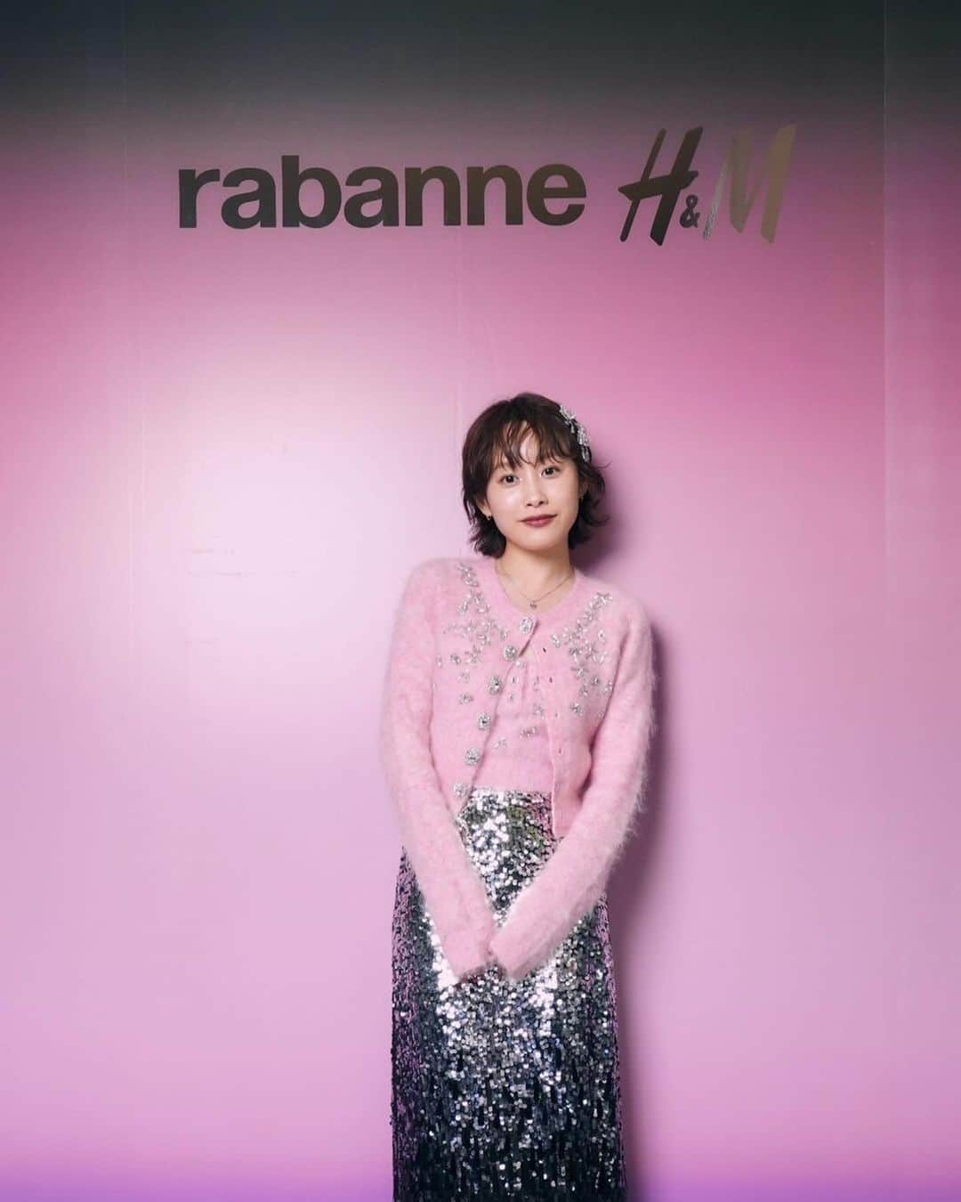 のインスタグラム：「@hm ✖️ @rabanne ✨ 可愛かったぁ🥹✨ めっちゃ可愛いワンピと キラキラトップスとタイツ買ったよ🐉🔥 着るの 楽しみだなぁ〜🤭✨  #RabanneHM #エイチアンドエム」