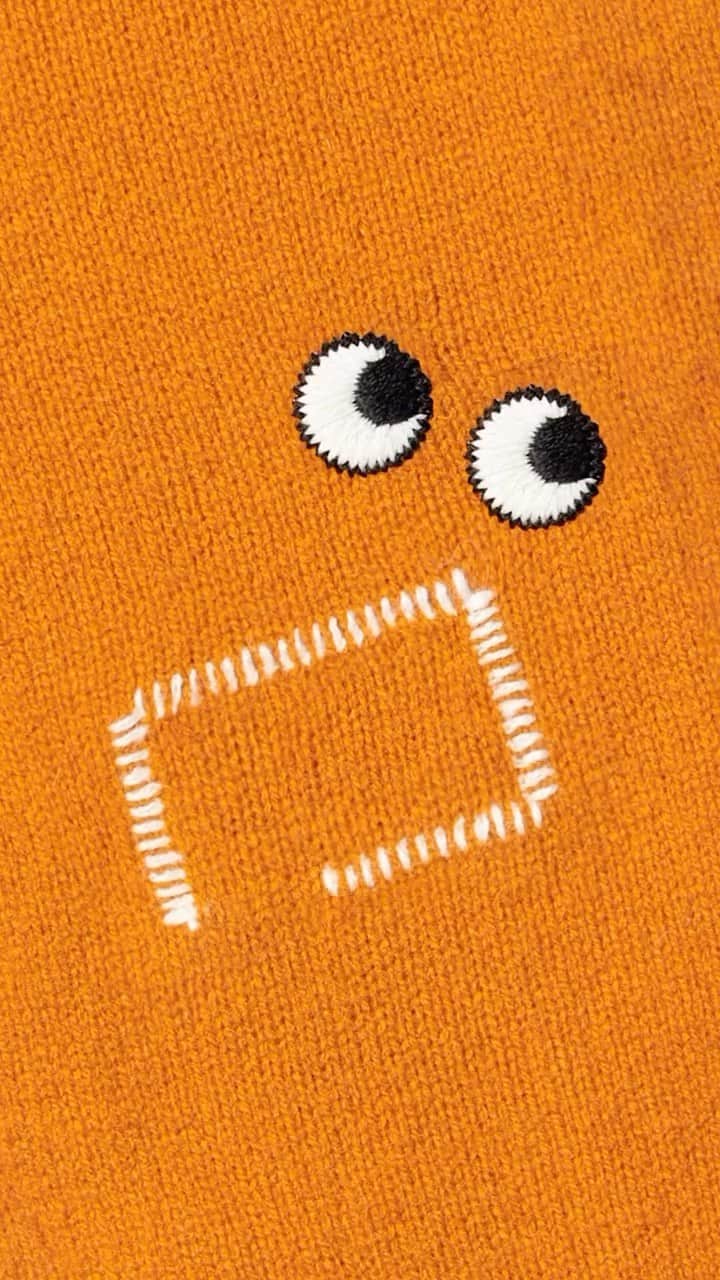 のインスタグラム：「Something big and exciting is coming... 👀 #AnyaHindmarch​」