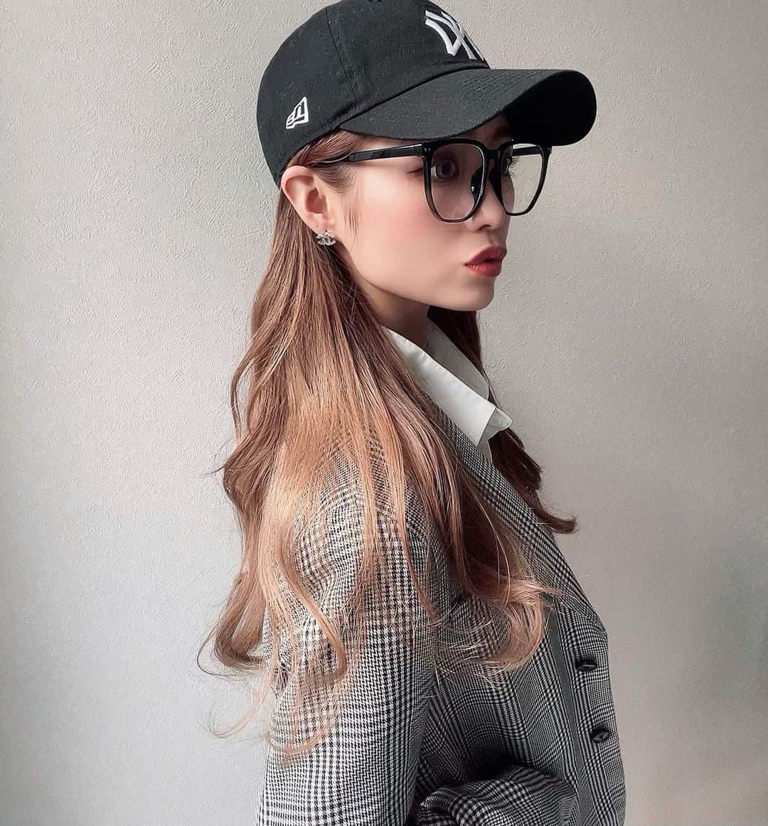 RYOのインスタグラム：「ちょっと抜けたけどpink beige 🎀🤎  カラーしたてから色落ちまで綺麗な @kento__827 さんcolor✨ これでブリーチ毛なの？ってよく言われる そして今のところ頑張って前髪のばしてますw  そしてお気に入りのAAAA. ファンデ×ハイライター 立体感＆艶肌が簡単につくれる！おすすめコスメ🫶🏻✨  #haircolo #hairstyle #ヘアカラー #ケアブリーチ #ピンクべージュ #aaaajapan #anelabeauty」