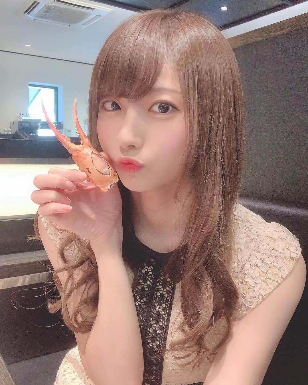rinoのインスタグラム：「蟹食べた(•ᵕᴗᵕ•)⁾⁾🦀💕  #蟹　#お寿司屋さん  #カニ　#銚子丸」