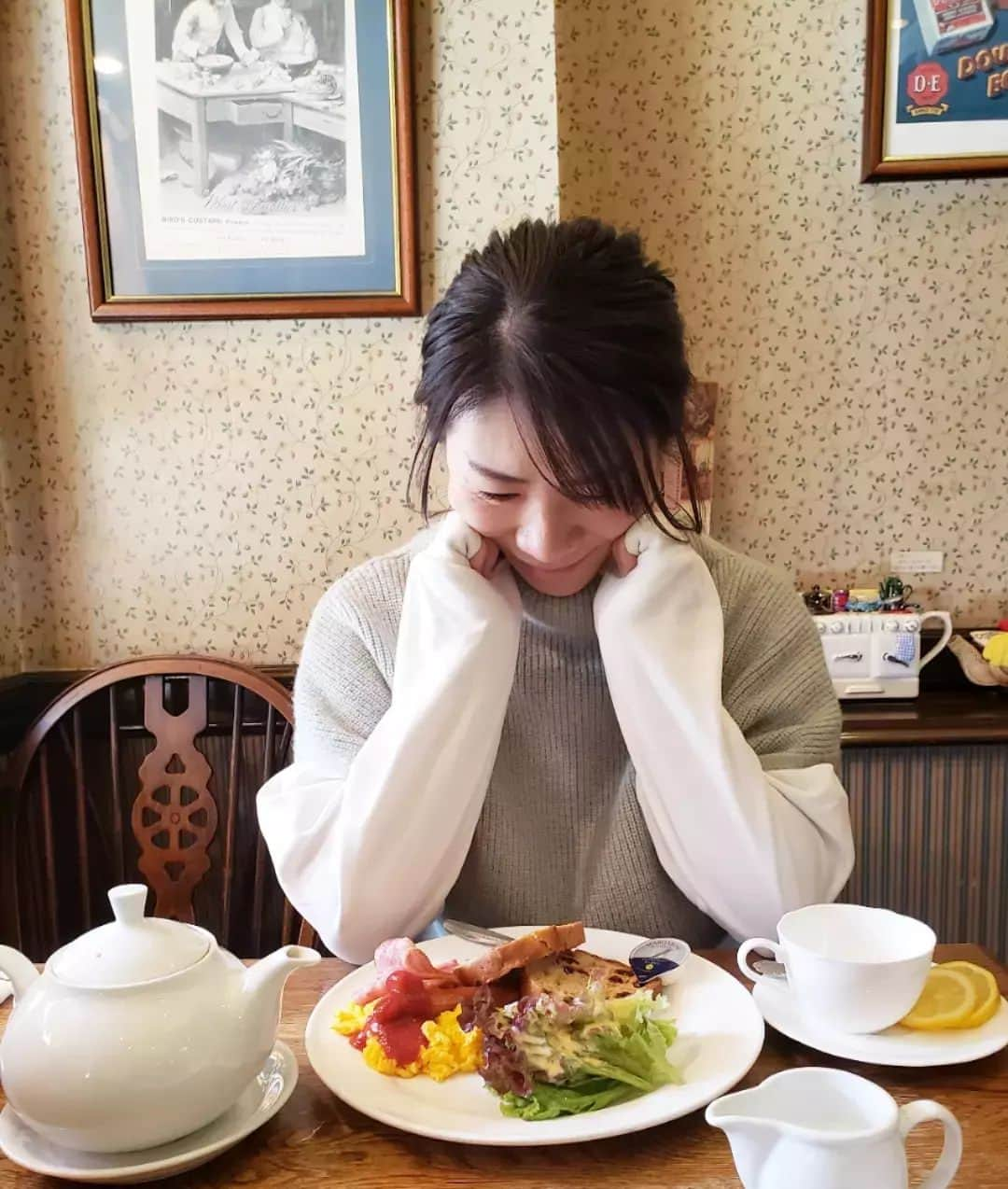 服部ひで子のインスタグラム：「☕🍞🌄  いつかのモーニング  ☕🍞🌄  あ、「いつかのメリークリスマス」みたいに言っちゃった。笑  名古屋出身だからか、モーニング文化が体に染み付いちゃってるのよね～😂  時々、無性に行きたくなるのさ、モーニング。」