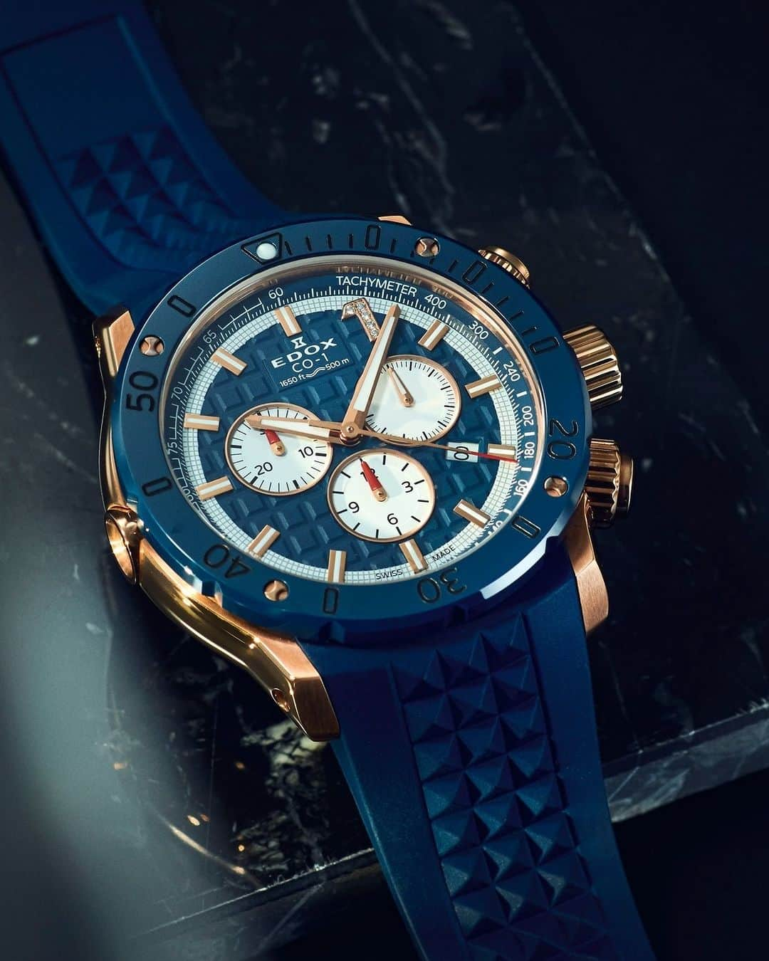 エドックスのインスタグラム：「#クロノオフショア1コレクション CHRONOFFSHORE-1  CHRONOGRAPH LIMITED EDITION  世界限定300本。ダイナミックかつエネルギー溢れるパワーボートレースのイデオロギーを表現し、カラーコントラストが美しくまとまったクロノグラフ。海を連想させるブルーと上品さが際立つゴールドを掛け合わせ、自然の中はもちろん、タウンユースとしても洒落た手元を演出してくれます。  ___ #EDOX #エドックス #高級腕時計 #防水時計 #ダイバーズ #ダイバーズウォッチ #街ダイバーズ #ハイスペダイバーズ #クロノオフショア1 #クロノオフショア１  #swissmade #swisswatch #thewaterchampion」