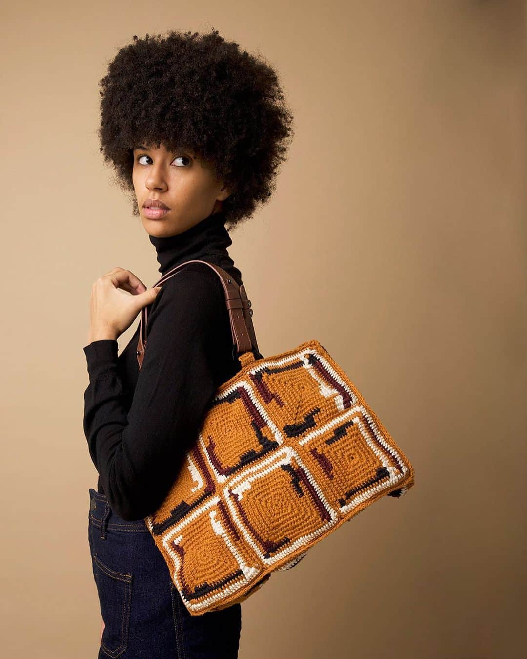 ジャマンピュエッシュのインスタグラム：「Hand-crocheted of high quality cotton, the Vivienne is a perfect tote bag to accessoirise your urban fall outfit. #jaminpuech #crochetedbag #uniquebag #caramelcottonbag」