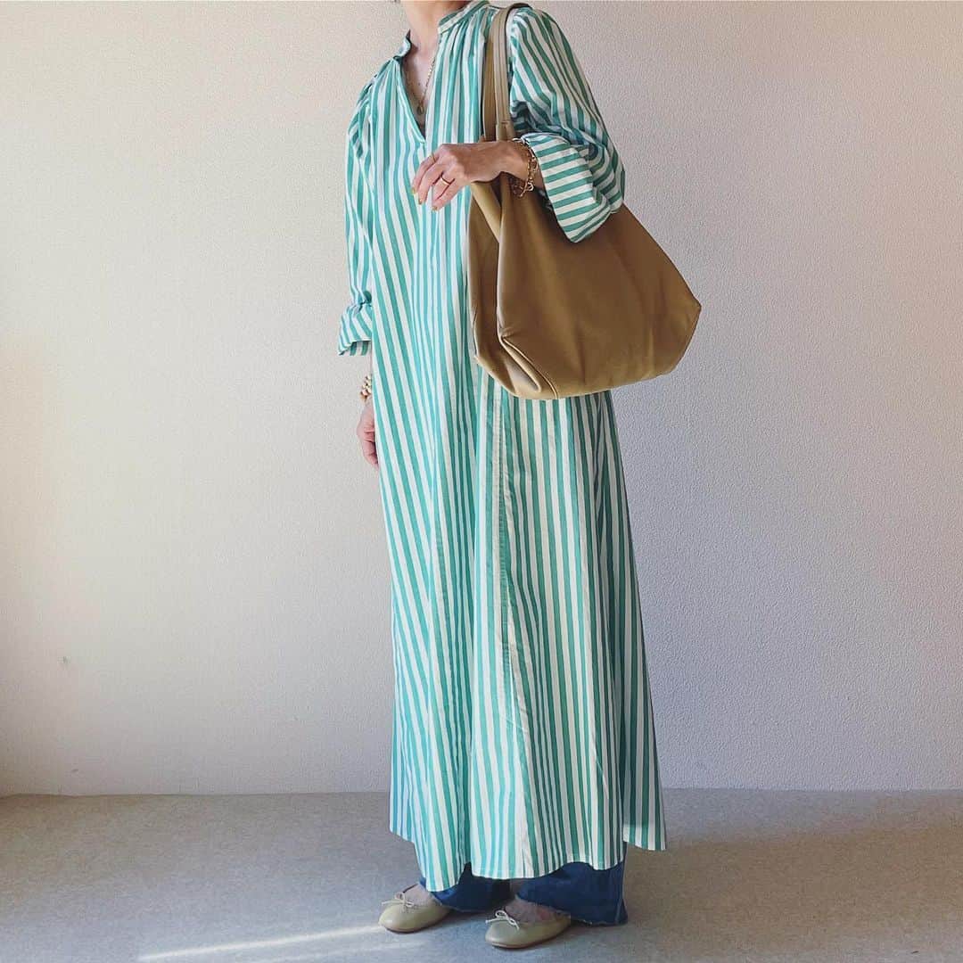 canariaのインスタグラム：「_  緑のストライプに 一目惚れ。 着るのは来年の春かな、 と思っていたけど まさかの11月に着れるとは  dress #greenlabelrelaxing  shoes #citen denim #lowrysfarm  bag #celine   #アラフィフファッション #50代ファッション #カジュアルコーデ #大人カジュアル #canariacoordinates」