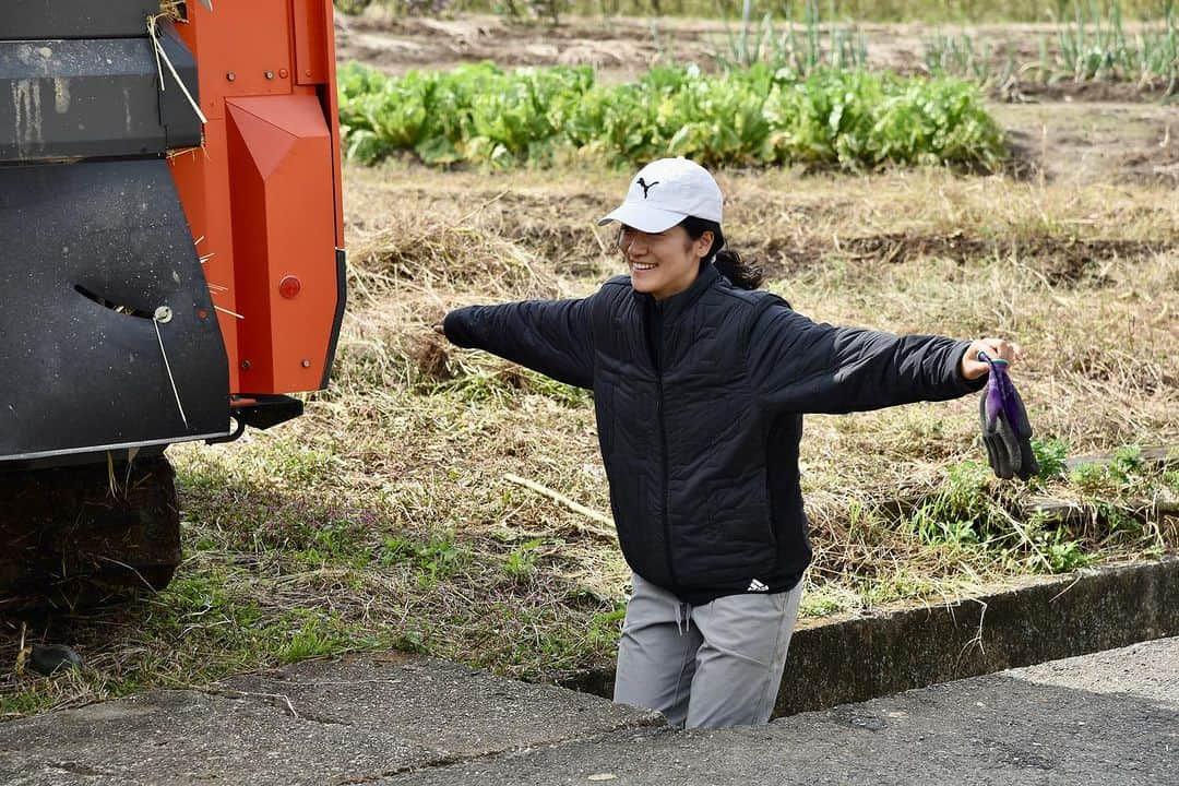 大野南香さんのインスタグラム写真 - (大野南香Instagram)「* Rice harvest🌾  今回ちょうど秋の帰国だったから 山形にある大好きな自然栽培のお米農家さんのところ行ってきた〜 ここの亀の尾が特に好きで なんで好きなのか知りたくて。  ここは湧水がありとあらゆるところにあるくらい 美味しいお水に恵まれていて 空気も澄んでいて  それと同じくらいの農家さんの ゆったりとした空間も心地よくて  厳しい寒さの冬も、体験してみたいな。って思える とても素敵な時間だった。  荒生さん、荒尾さん一家、紹介してくれた山田さん、みんな本当にありがとう☺️  Greatest rice farm in Sakata, Yamagata. We harvested "Kameno-o" from natural cultivation (shizen-saibai).   There are lots of mountain spring water and it is close both to mountains and the ocean. His thoughts for rice farming was also a great learning.  I'm truly happy to have visited and looking forward to revisit especially in cold-snowy-grey winter 😉  #everydayhappy ☺︎ #brownrice #naturalcultivation #自然栽培 #亀の尾」11月7日 19時16分 - minaka_official