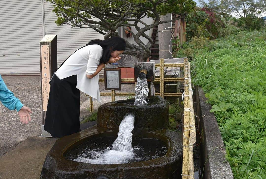 大野南香さんのインスタグラム写真 - (大野南香Instagram)「* Rice harvest🌾  今回ちょうど秋の帰国だったから 山形にある大好きな自然栽培のお米農家さんのところ行ってきた〜 ここの亀の尾が特に好きで なんで好きなのか知りたくて。  ここは湧水がありとあらゆるところにあるくらい 美味しいお水に恵まれていて 空気も澄んでいて  それと同じくらいの農家さんの ゆったりとした空間も心地よくて  厳しい寒さの冬も、体験してみたいな。って思える とても素敵な時間だった。  荒生さん、荒尾さん一家、紹介してくれた山田さん、みんな本当にありがとう☺️  Greatest rice farm in Sakata, Yamagata. We harvested "Kameno-o" from natural cultivation (shizen-saibai).   There are lots of mountain spring water and it is close both to mountains and the ocean. His thoughts for rice farming was also a great learning.  I'm truly happy to have visited and looking forward to revisit especially in cold-snowy-grey winter 😉  #everydayhappy ☺︎ #brownrice #naturalcultivation #自然栽培 #亀の尾」11月7日 19時16分 - minaka_official