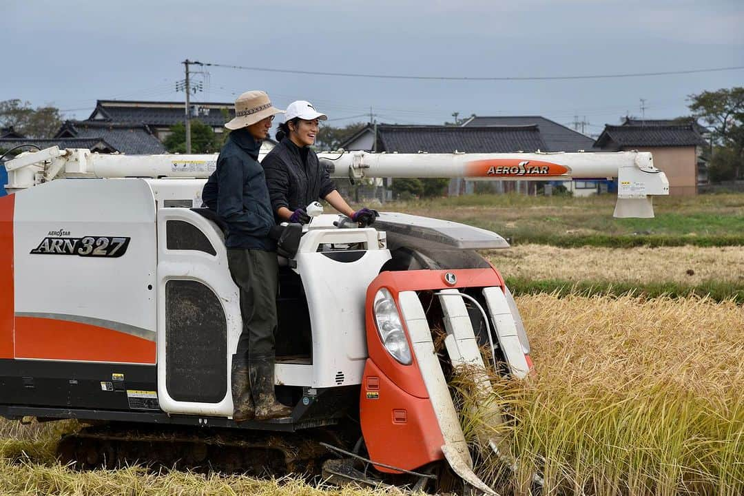 大野南香さんのインスタグラム写真 - (大野南香Instagram)「* Rice harvest🌾  今回ちょうど秋の帰国だったから 山形にある大好きな自然栽培のお米農家さんのところ行ってきた〜 ここの亀の尾が特に好きで なんで好きなのか知りたくて。  ここは湧水がありとあらゆるところにあるくらい 美味しいお水に恵まれていて 空気も澄んでいて  それと同じくらいの農家さんの ゆったりとした空間も心地よくて  厳しい寒さの冬も、体験してみたいな。って思える とても素敵な時間だった。  荒生さん、荒尾さん一家、紹介してくれた山田さん、みんな本当にありがとう☺️  Greatest rice farm in Sakata, Yamagata. We harvested "Kameno-o" from natural cultivation (shizen-saibai).   There are lots of mountain spring water and it is close both to mountains and the ocean. His thoughts for rice farming was also a great learning.  I'm truly happy to have visited and looking forward to revisit especially in cold-snowy-grey winter 😉  #everydayhappy ☺︎ #brownrice #naturalcultivation #自然栽培 #亀の尾」11月7日 19時16分 - minaka_official