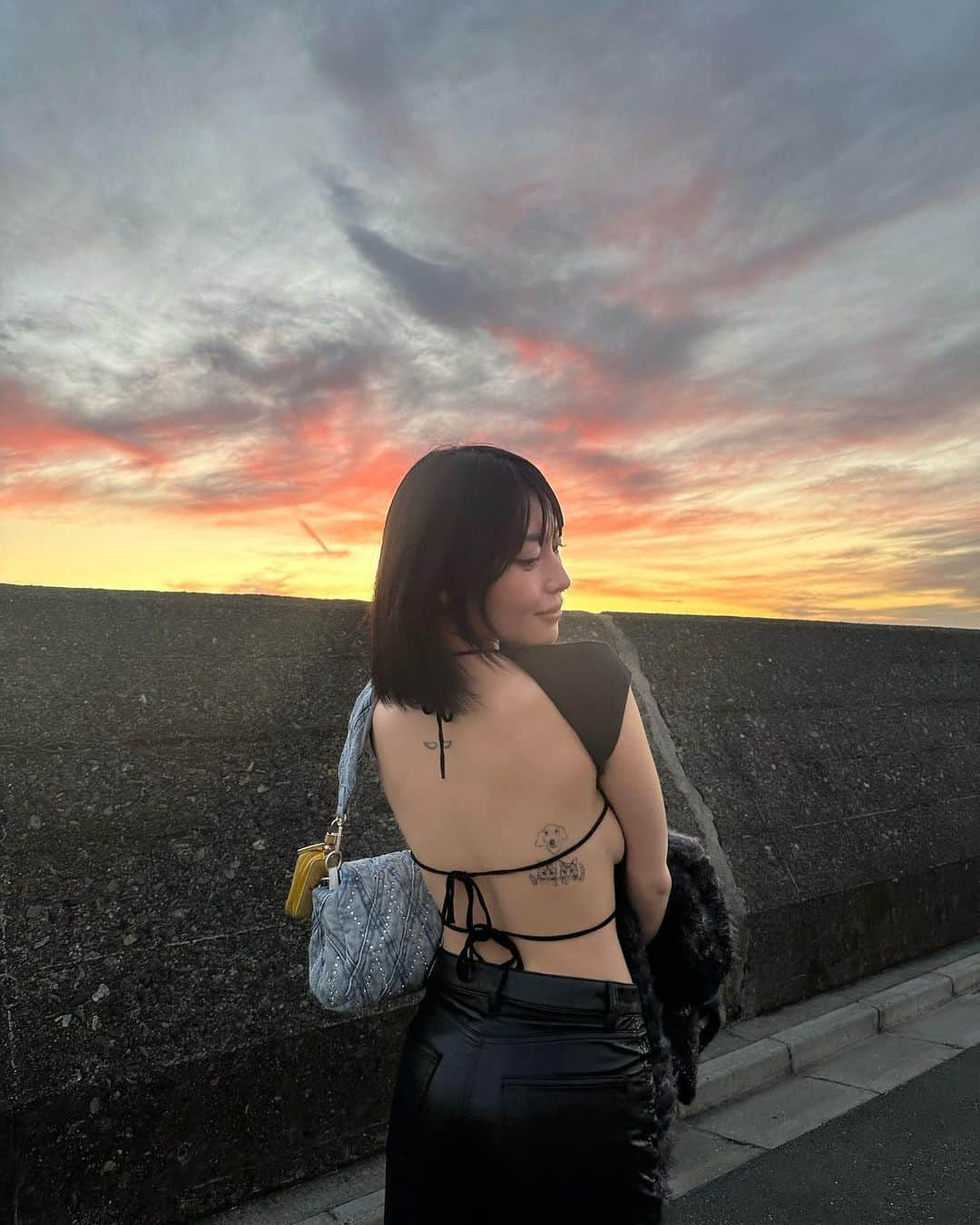 柚月瀬那さんのインスタグラム写真 - (柚月瀬那Instagram)「🌅  tops @tigermist  pants @aritzia  bag @diesel jewelry @blink_by_us」11月7日 19時16分 - iam13dearu