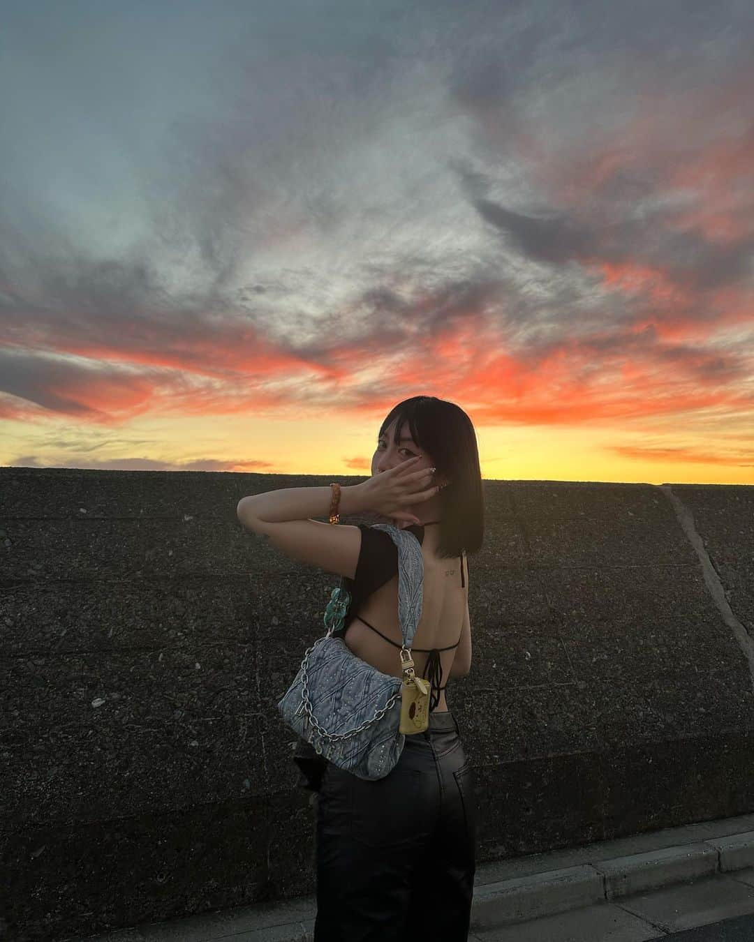 柚月瀬那のインスタグラム：「🌅  tops @tigermist  pants @aritzia  bag @diesel jewelry @blink_by_us」