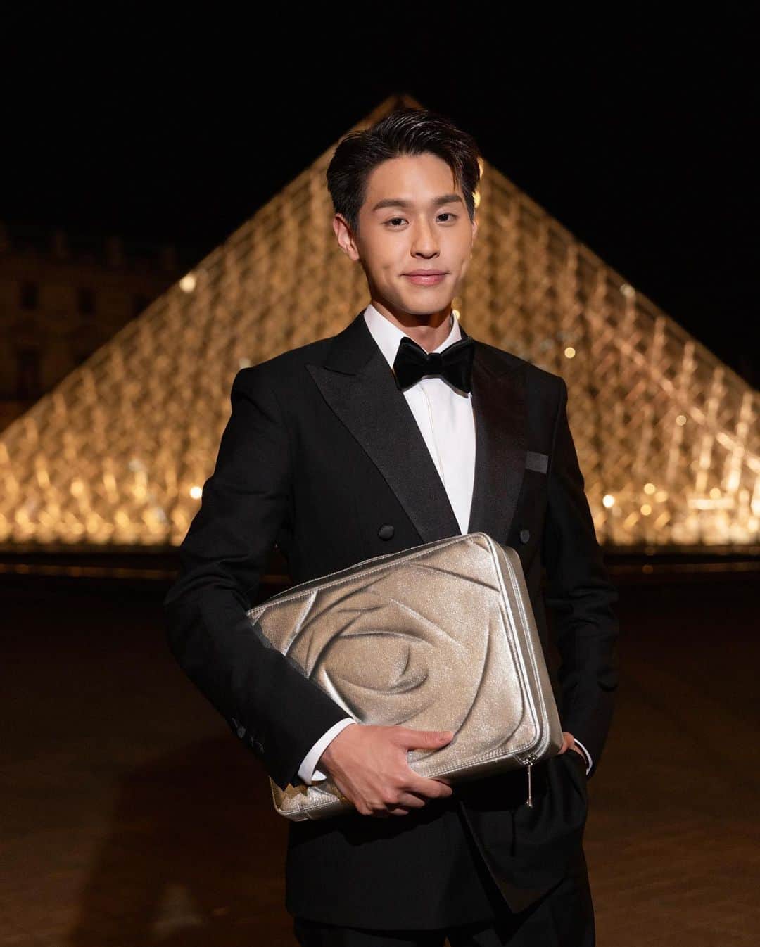 Lancôme Officialのインスタグラム：「An extraordinary night at the Louvre with friend of the House @bbillkin and the Lancôme Holiday Beauty Box. Mirroring the shining Louvre pyramid, the golden case conceals an exclusive collection of Lancôme beauty items to bring even more glamour to the festive season.  #Lancome #LancomexLouvre #Holiday23」