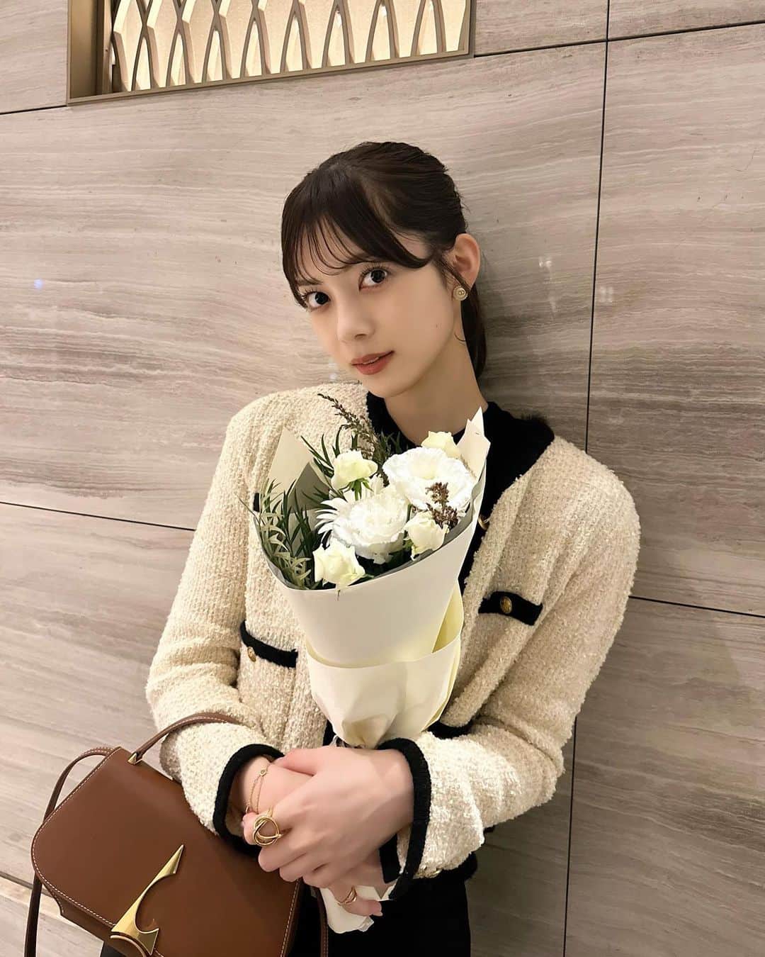 大薮未来のインスタグラム：「お花を貰ってるんるんだった日💐✨  この日は　@charmlordcl のbagをおろしました！ カラーといい、どんなコーデにも合うので早速愛用♡  そして、最近始めた　@veline.venus での美容鍼！ 浮腫みをしっかり取ってもらっています〜！鍼の後毎回鏡を見て感動してます！✨  cardigan @fray_id  bag @charmlordcl  ring @pillo0824   #charmlordcl #bag #pr #usagionline #frayid #フレイアイディー」