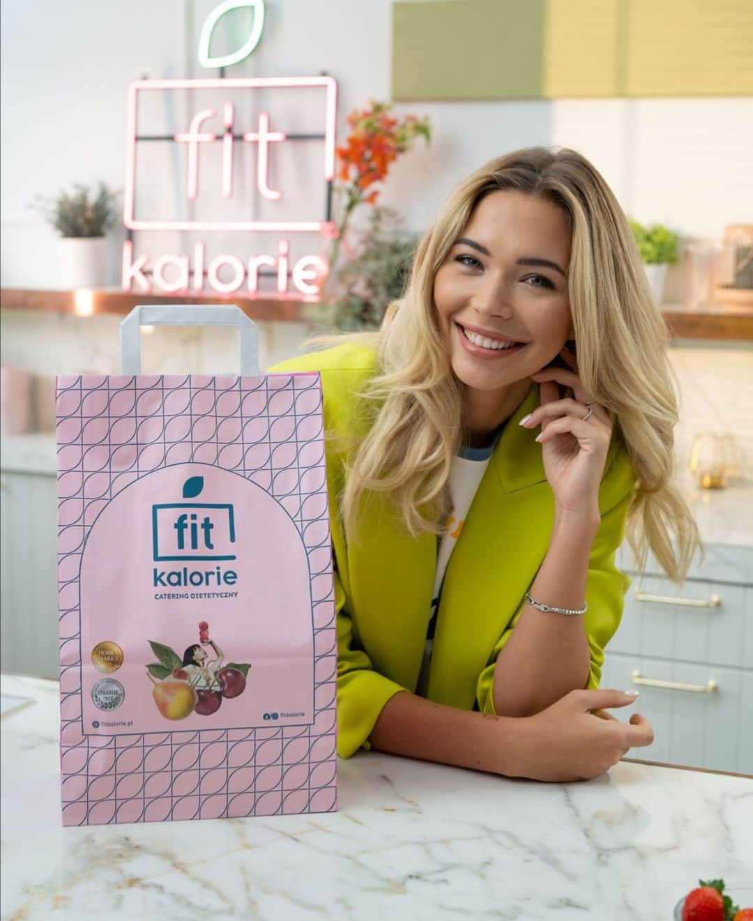 SANDRA KUBICKAのインスタグラム：「No i jak wrażenia po pierwszych tygodniach z @fitkalorie ? 😍 Gdy usłyszałam ile osób zamówiło diety byłam w ogromnym i pozytywnym szoku! Jednak cena robi robotę 🤩 My jesteśmy wszyscy zachwyceni jakością! To nie koniec niespodzianek z okazji fuzji.. 🤫 Koniecznie obserwujcie profil @fitkalorie tam zdradzimy kolejną dietę która wejdzie do sprzedaży….   [współpraca ambasadorska]」